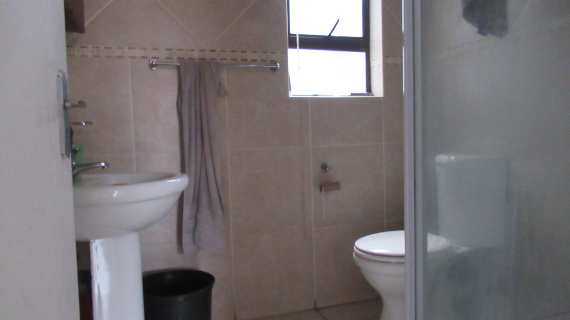 Bathroom 1 - 4 square meters of property in Vanderbijlpark