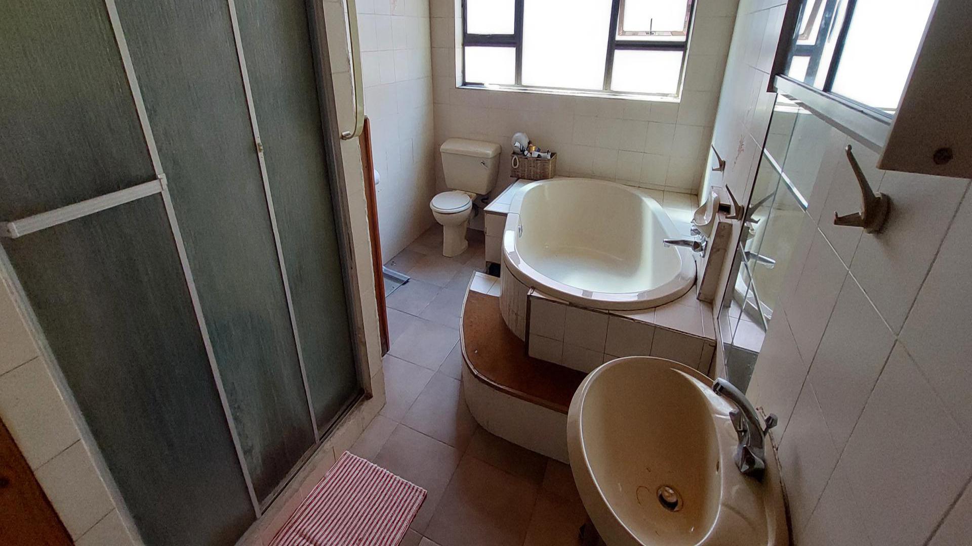 Bathroom 1 of property in Rietfontein
