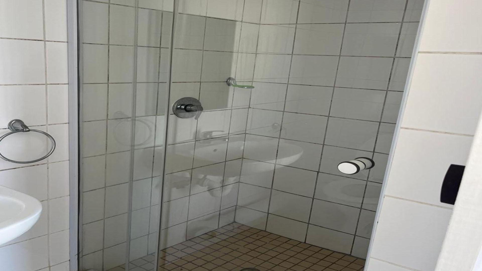 Bathroom 2 of property in Humewood 