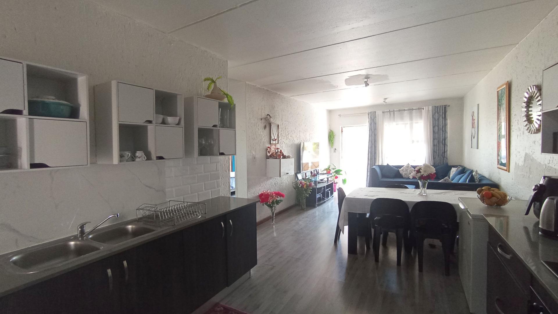 Kitchen - 14 square meters of property in Vorna Valley