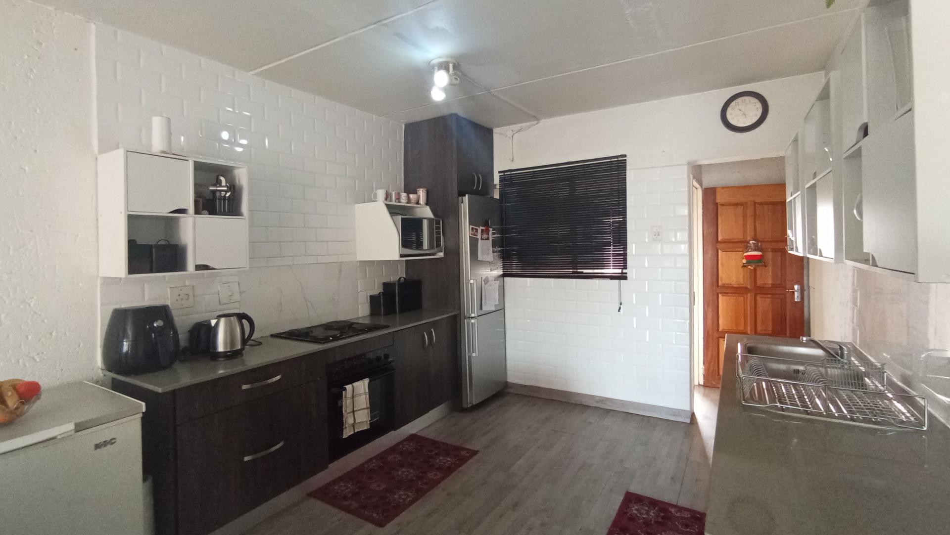 Kitchen - 14 square meters of property in Vorna Valley