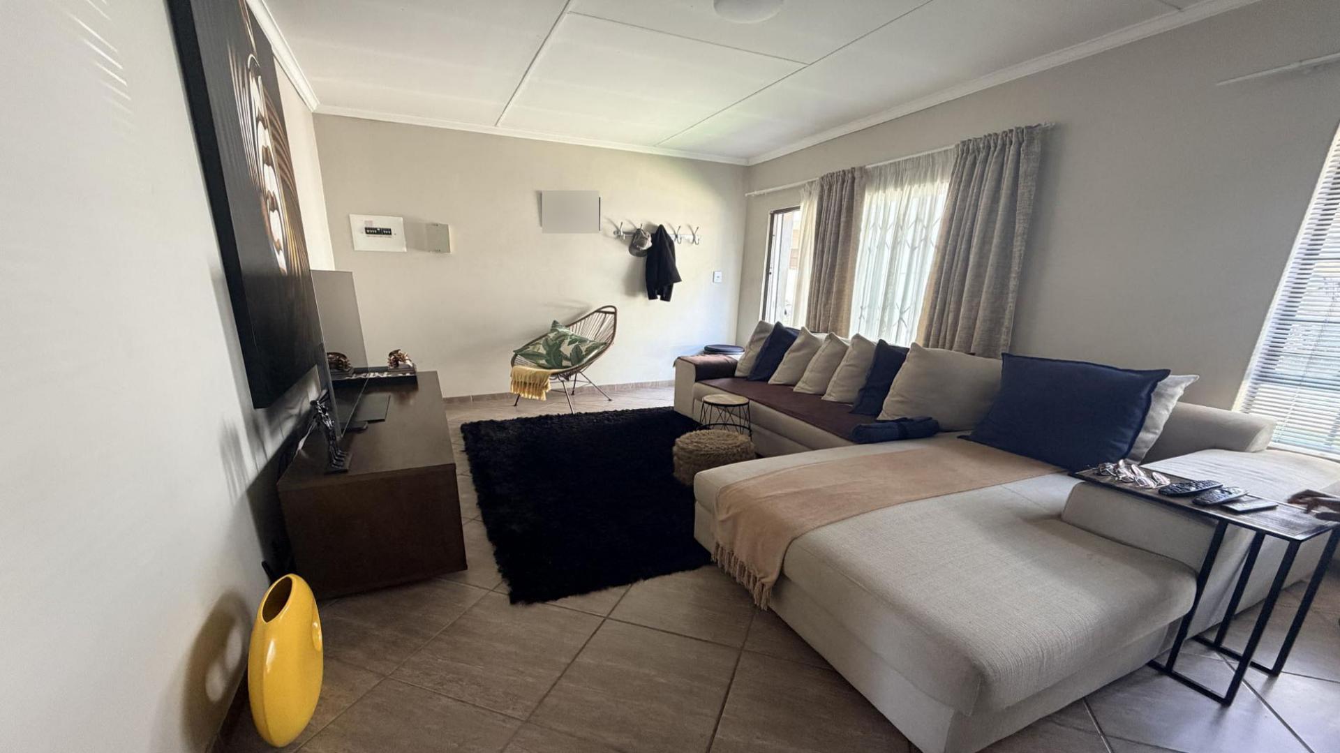 Lounges of property in Emalahleni (Witbank) 