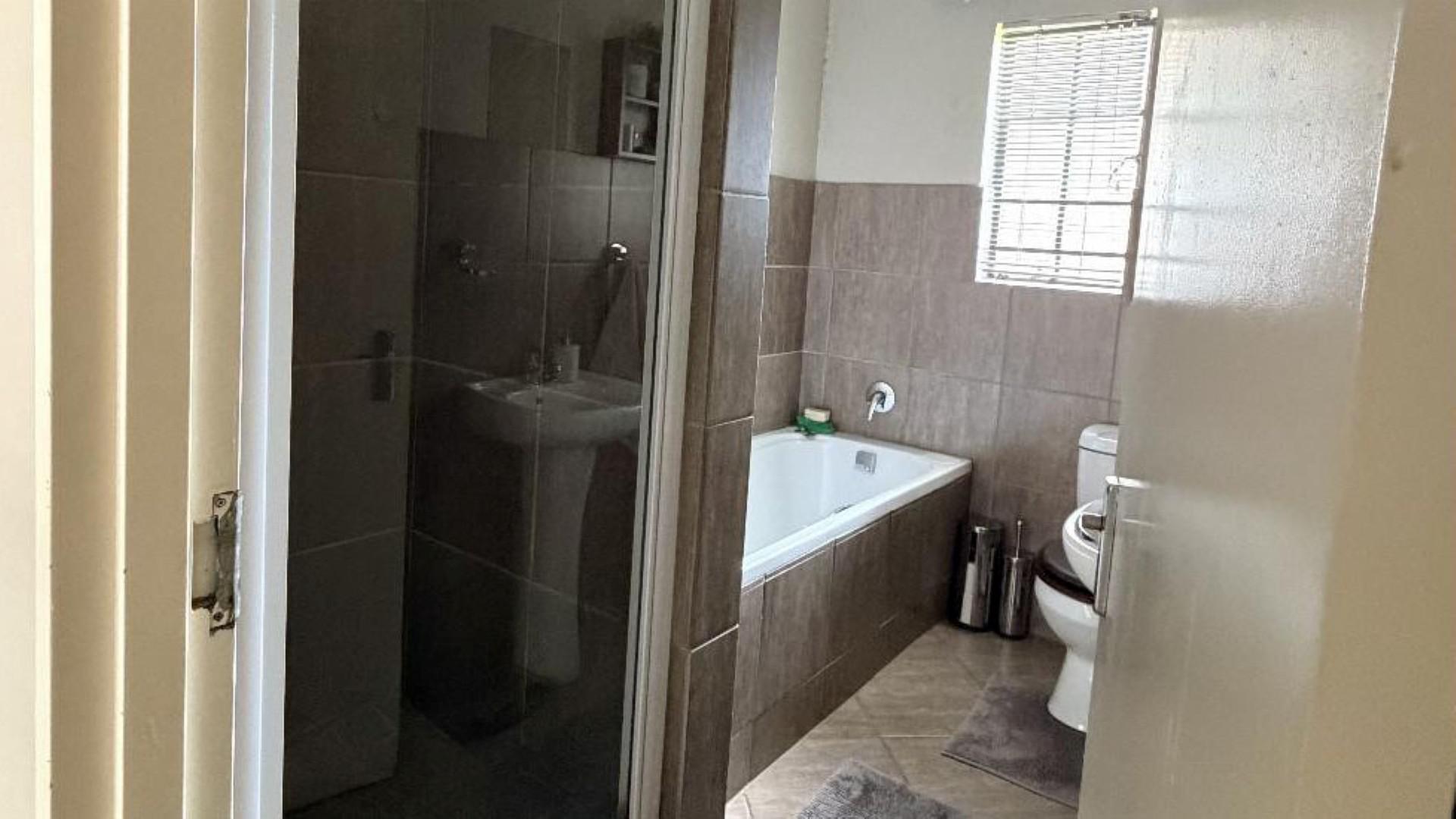 Bathroom 1 of property in Emalahleni (Witbank) 