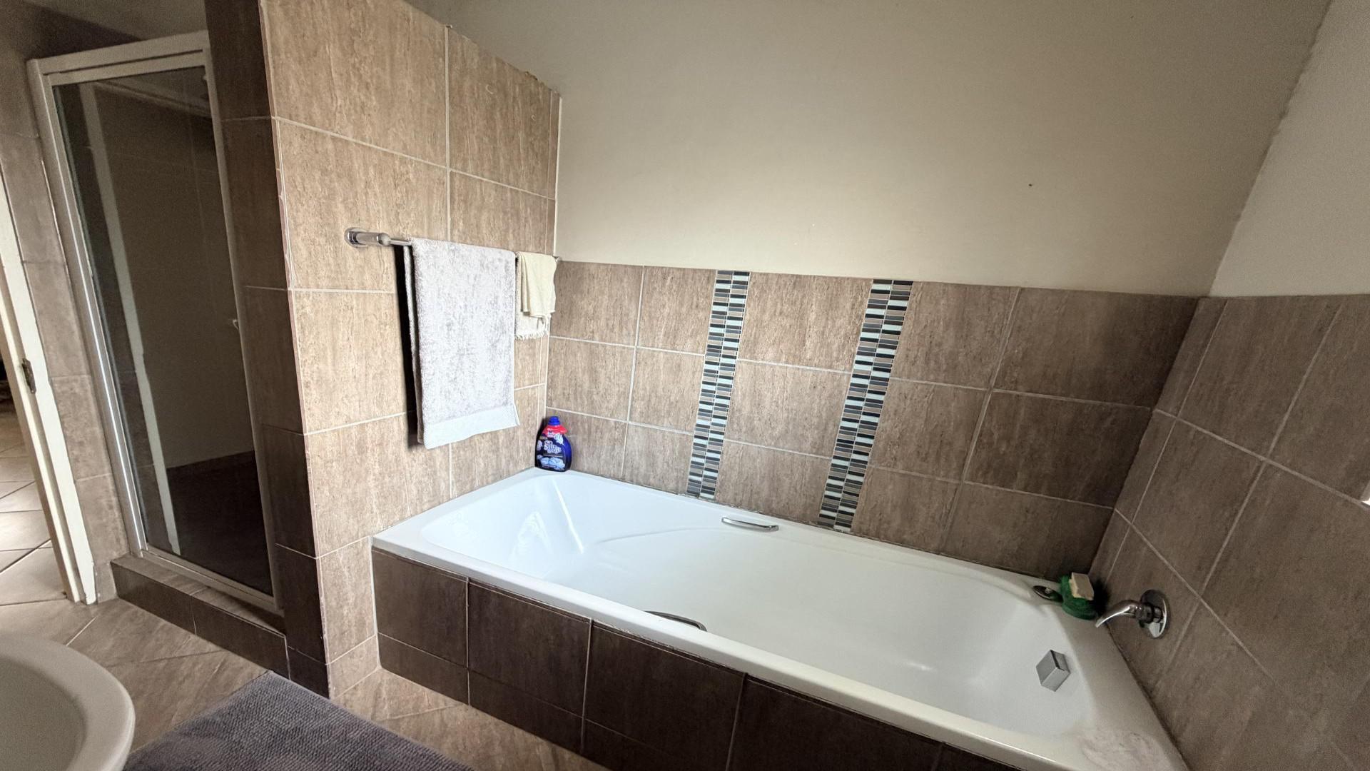 Bathroom 1 of property in Emalahleni (Witbank) 