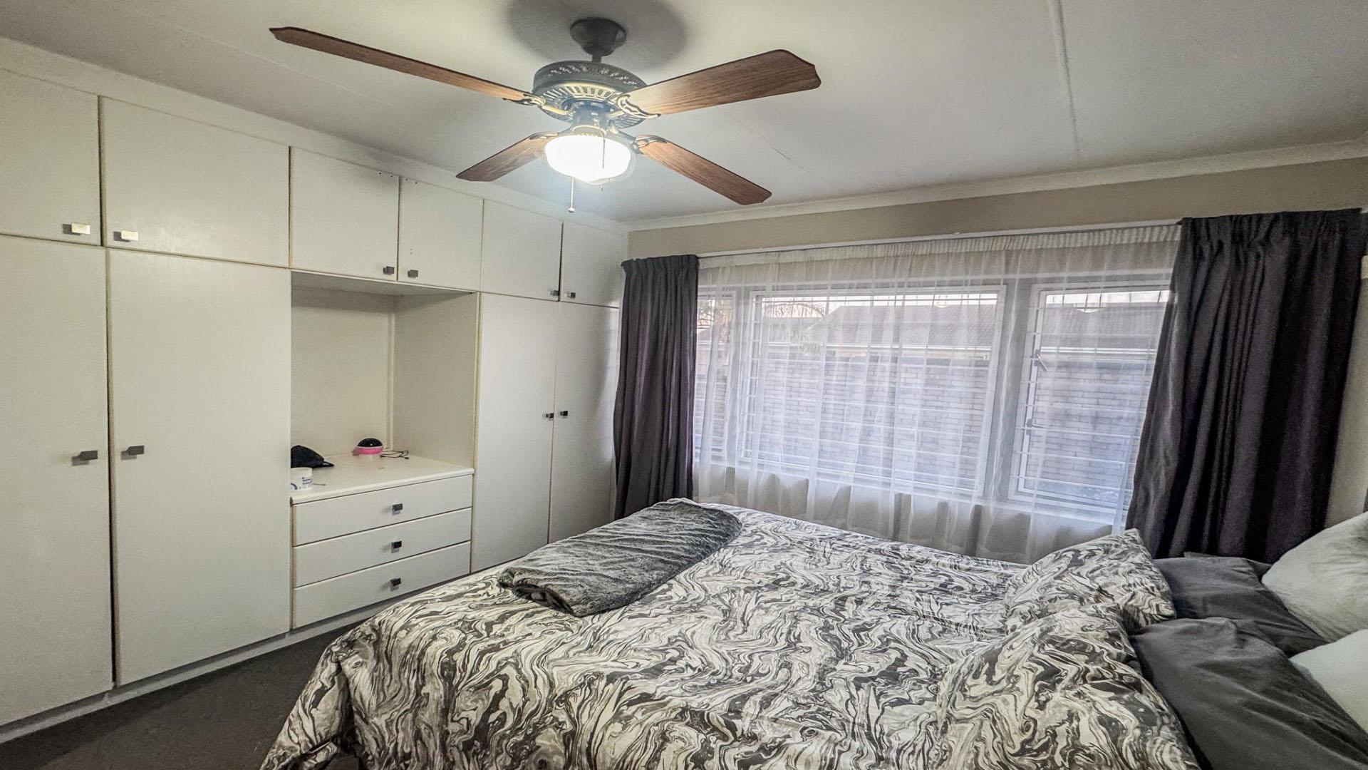 Bed Room 1 of property in Beacon Bay