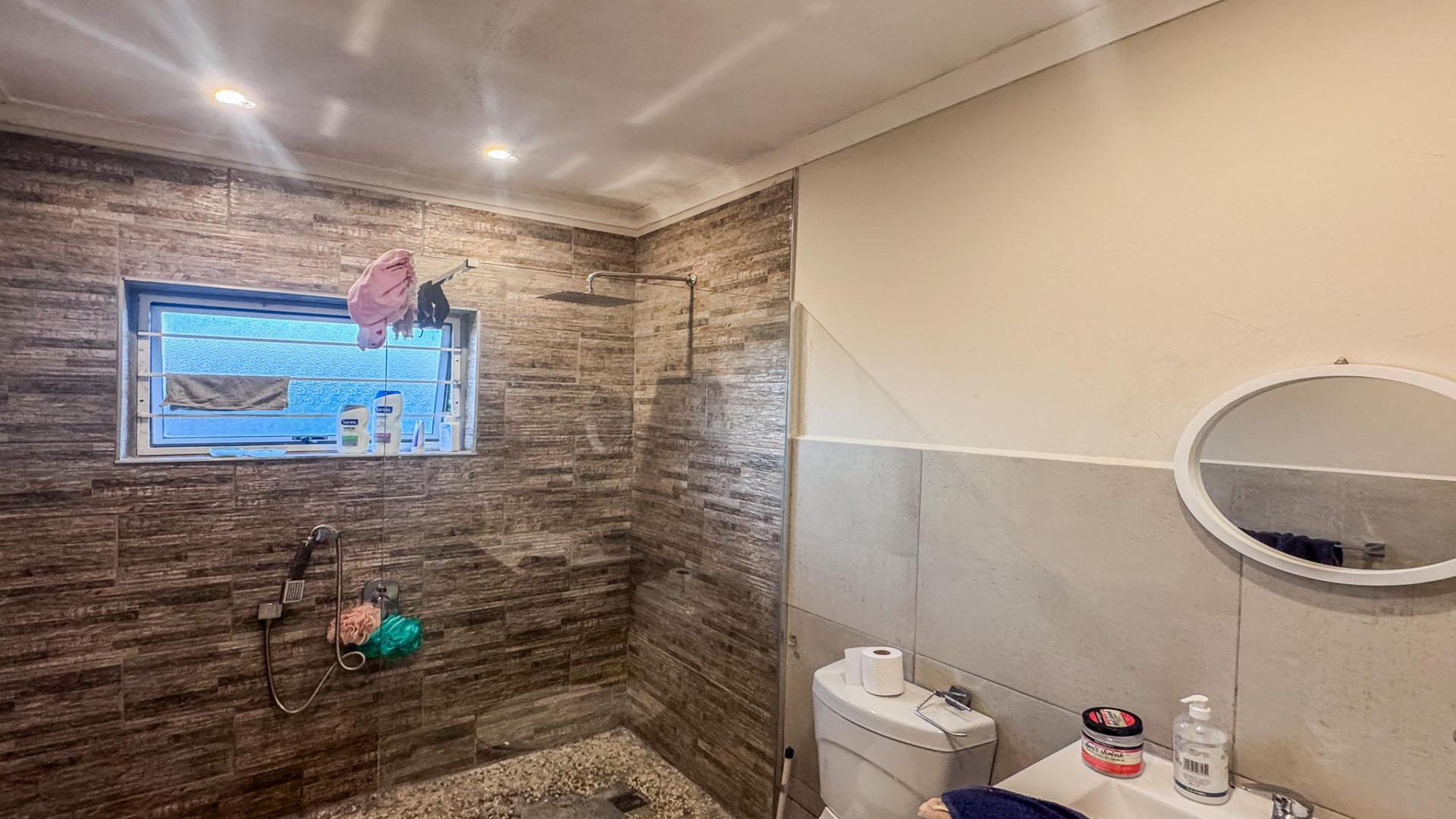 Bathroom 1 of property in Beacon Bay