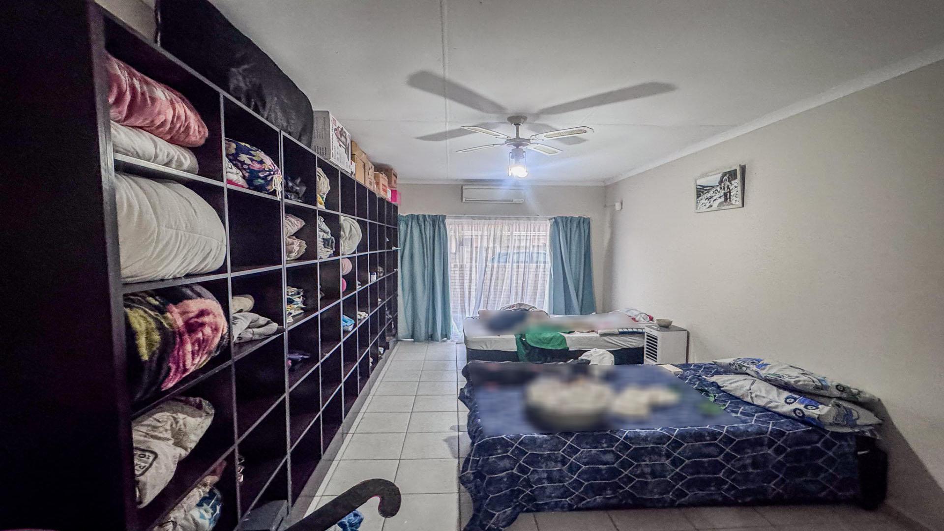 Bed Room 2 of property in Beacon Bay