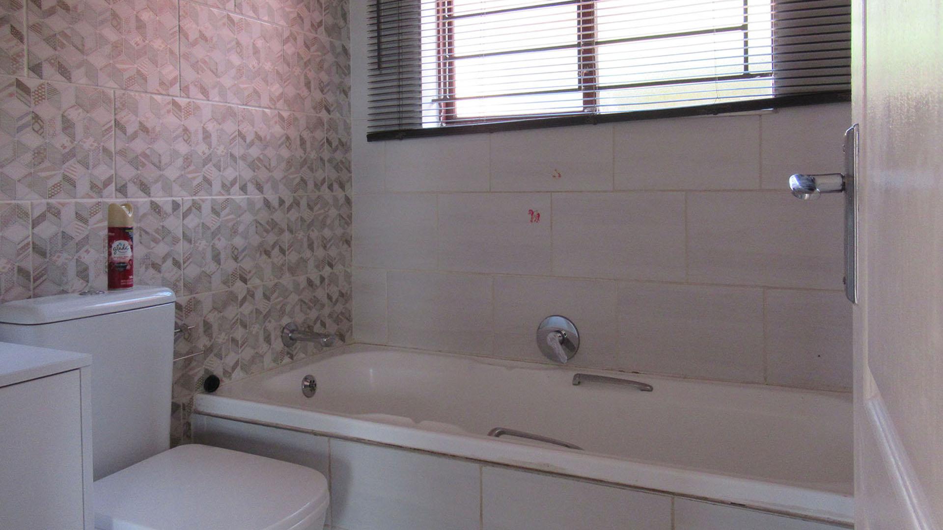 Bathroom 1 - 6 square meters of property in Little Falls