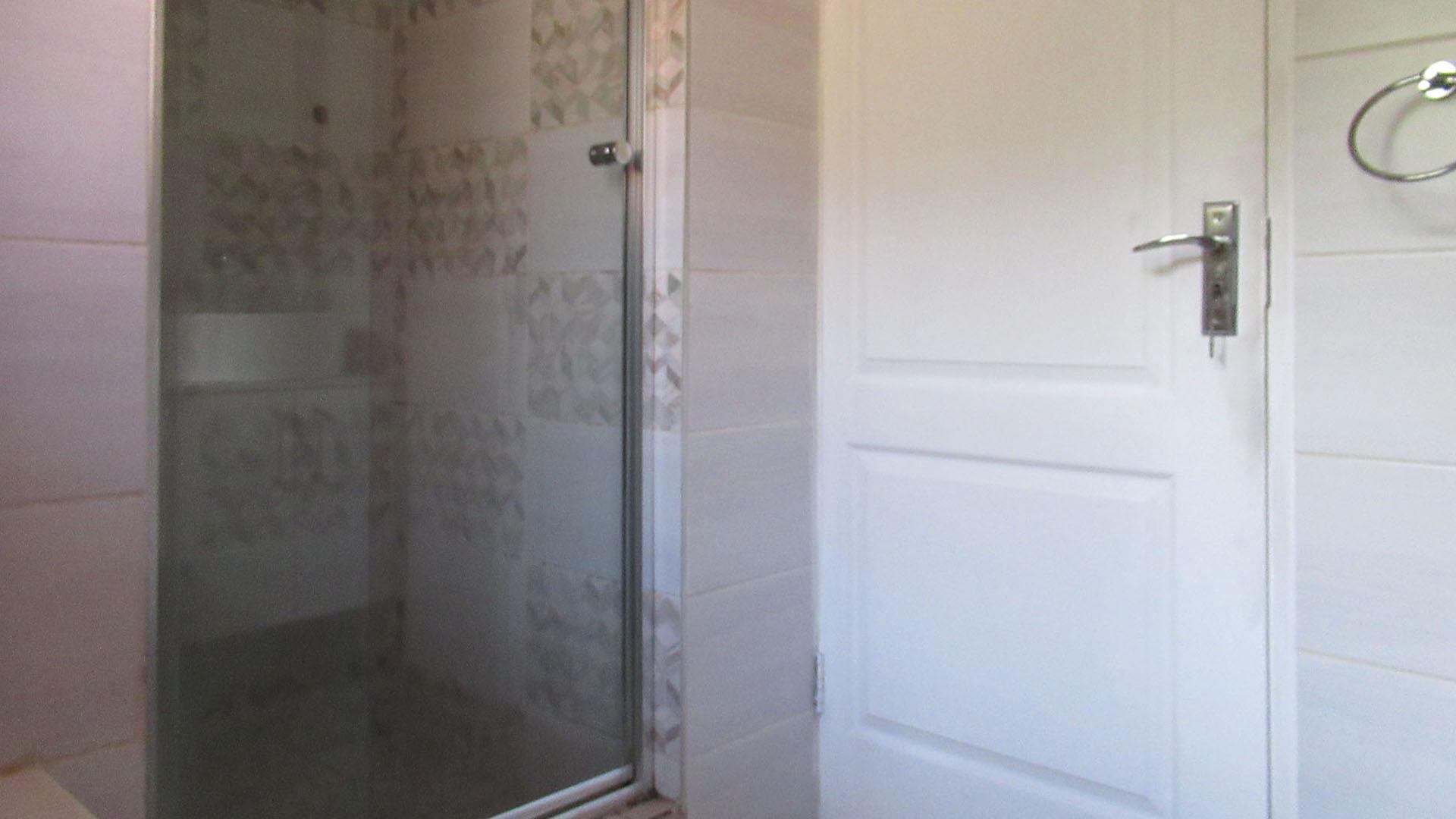 Bathroom 1 - 6 square meters of property in Little Falls