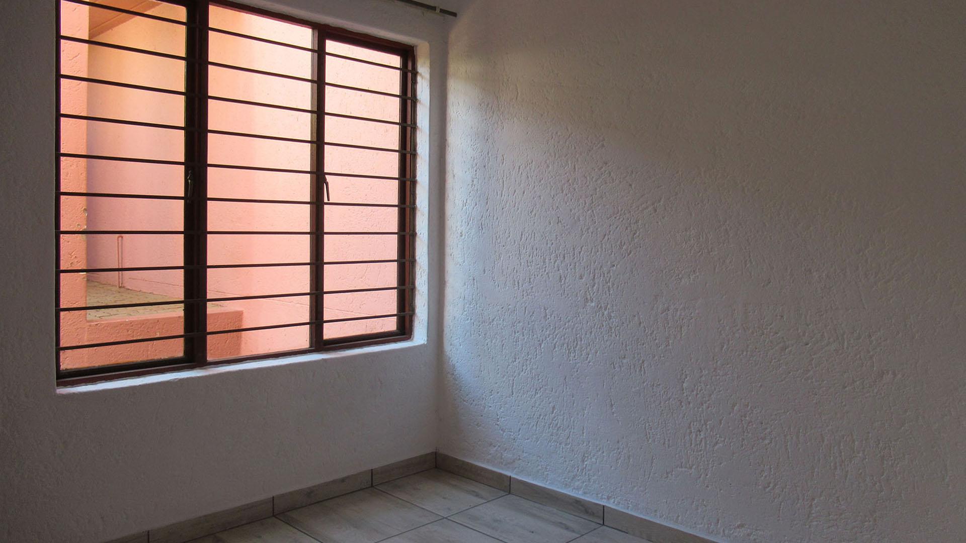 Bed Room 1 - 10 square meters of property in Little Falls