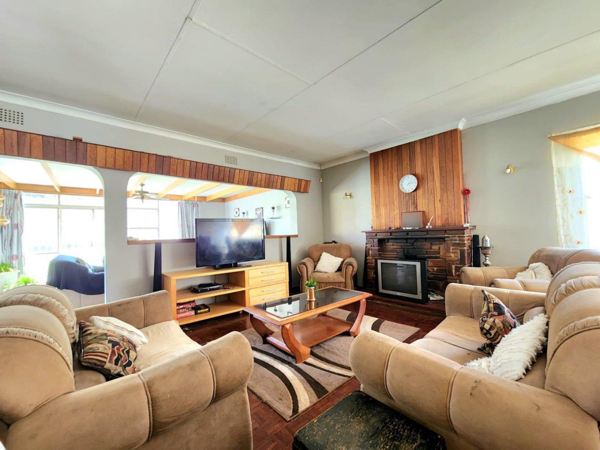 Lounges - 64 square meters of property in Glenanda