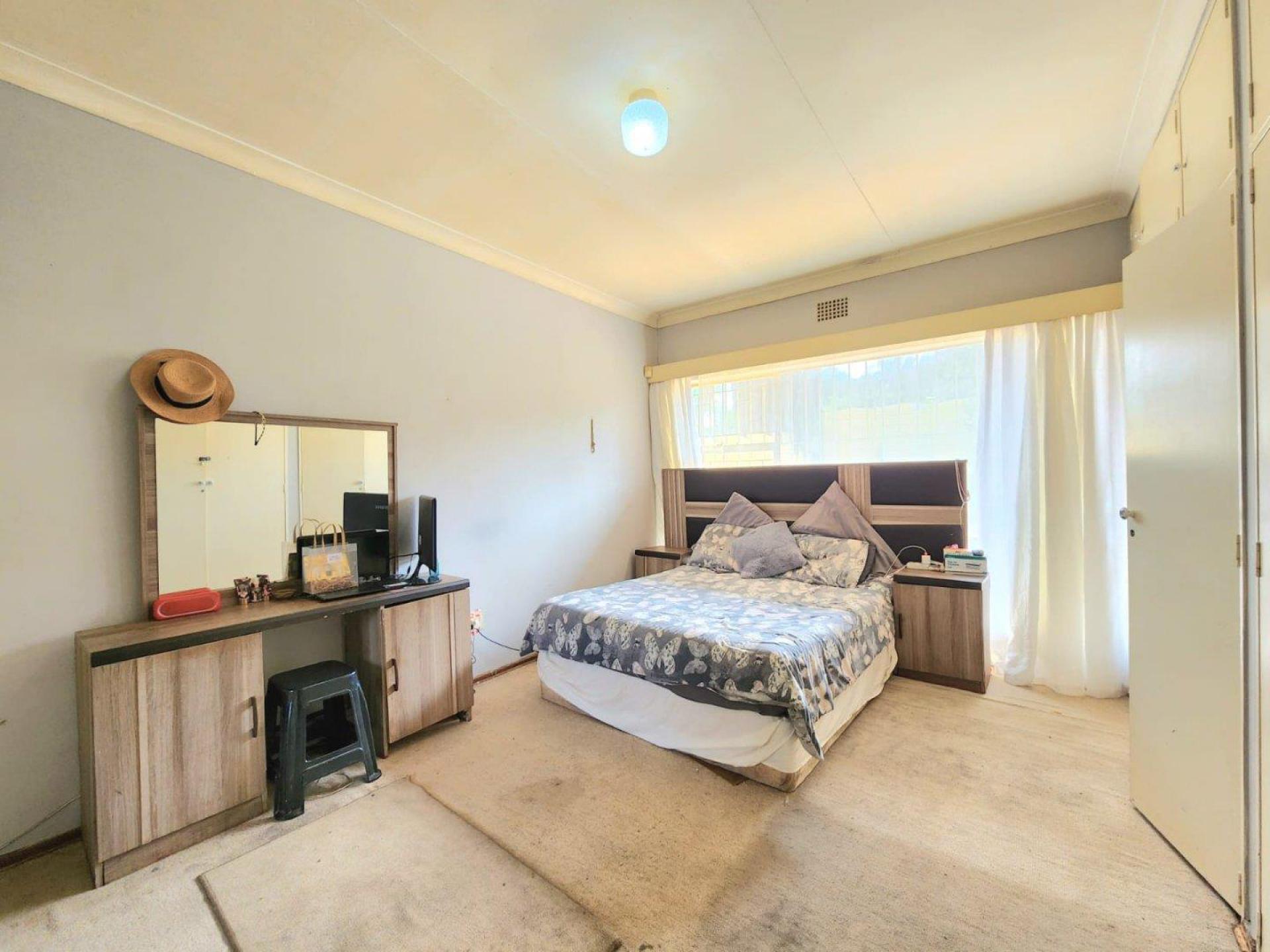 Main Bedroom - 20 square meters of property in Glenanda