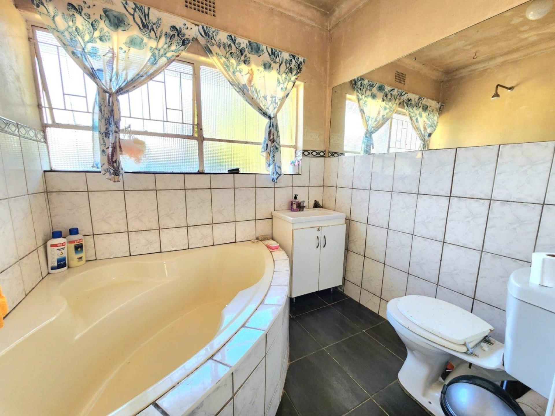 Bathroom 2 of property in Glenanda