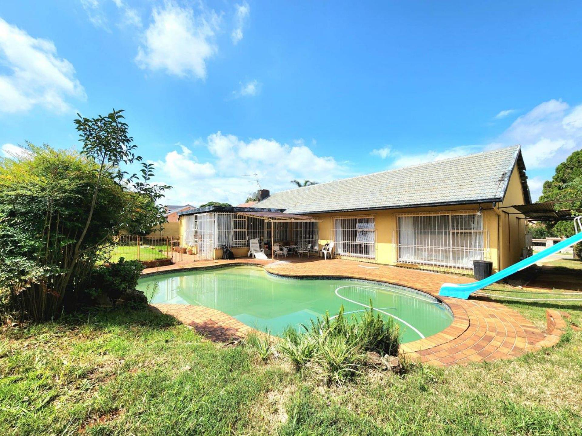 Swimming Pool of property in Glenanda