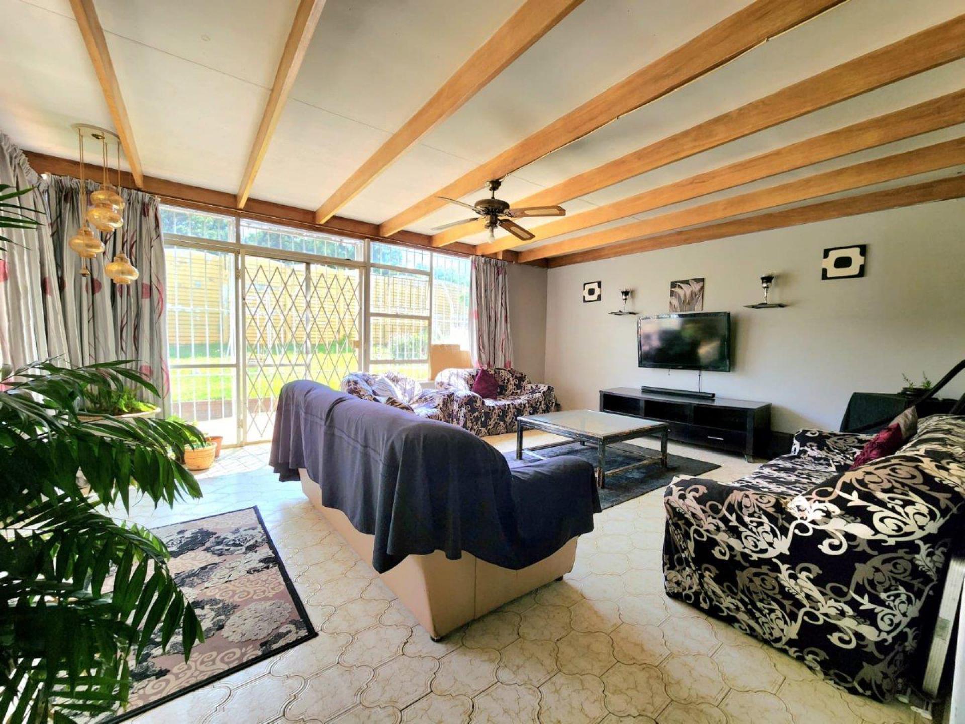 Lounges - 64 square meters of property in Glenanda