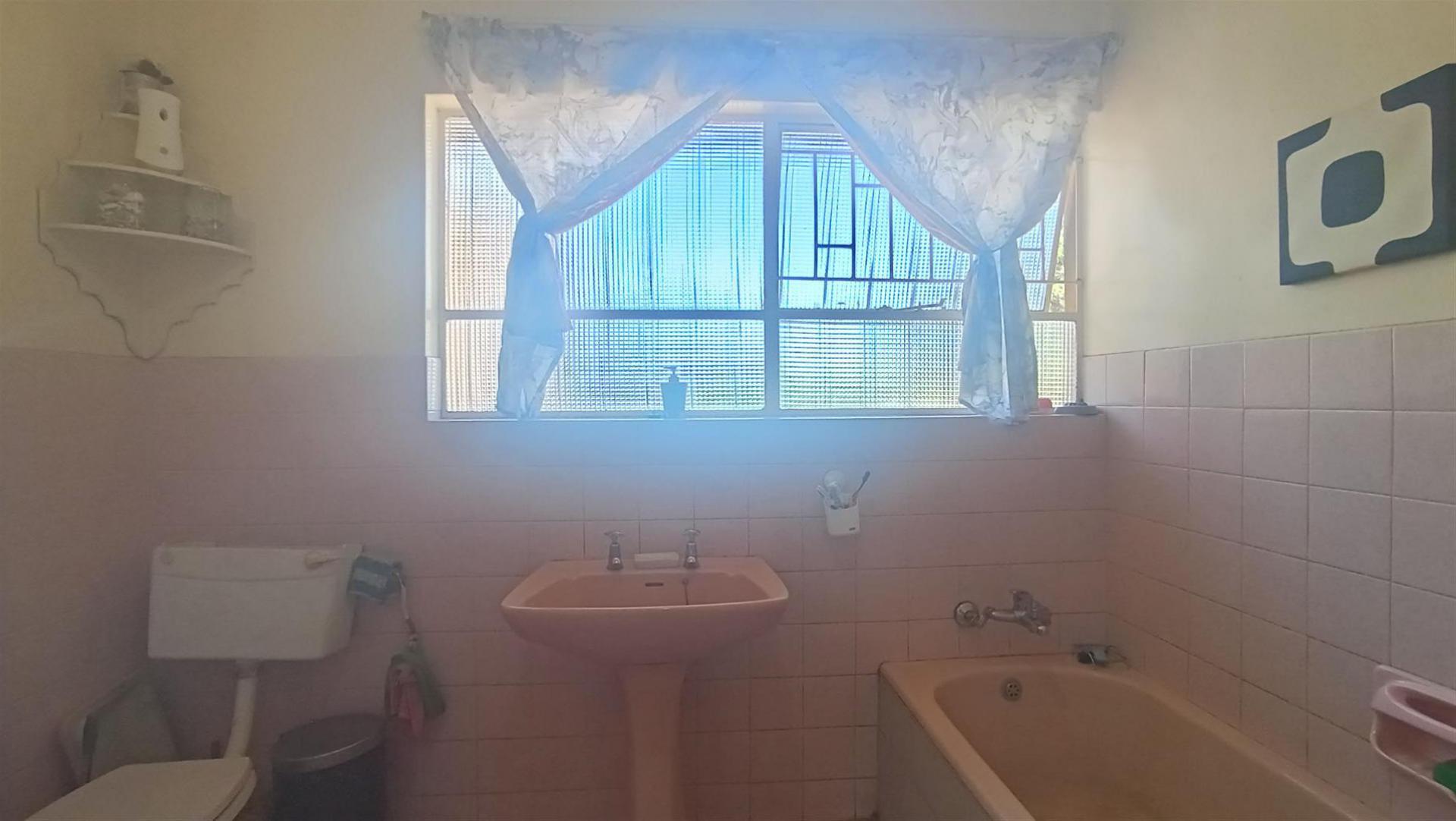 Bathroom 1 - 7 square meters of property in Glenanda