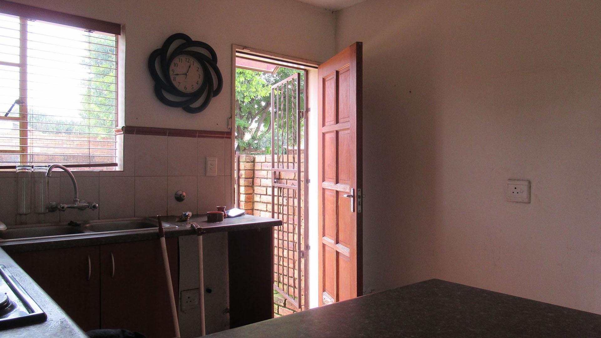 Kitchen - 10 square meters of property in Wilgeheuwel 