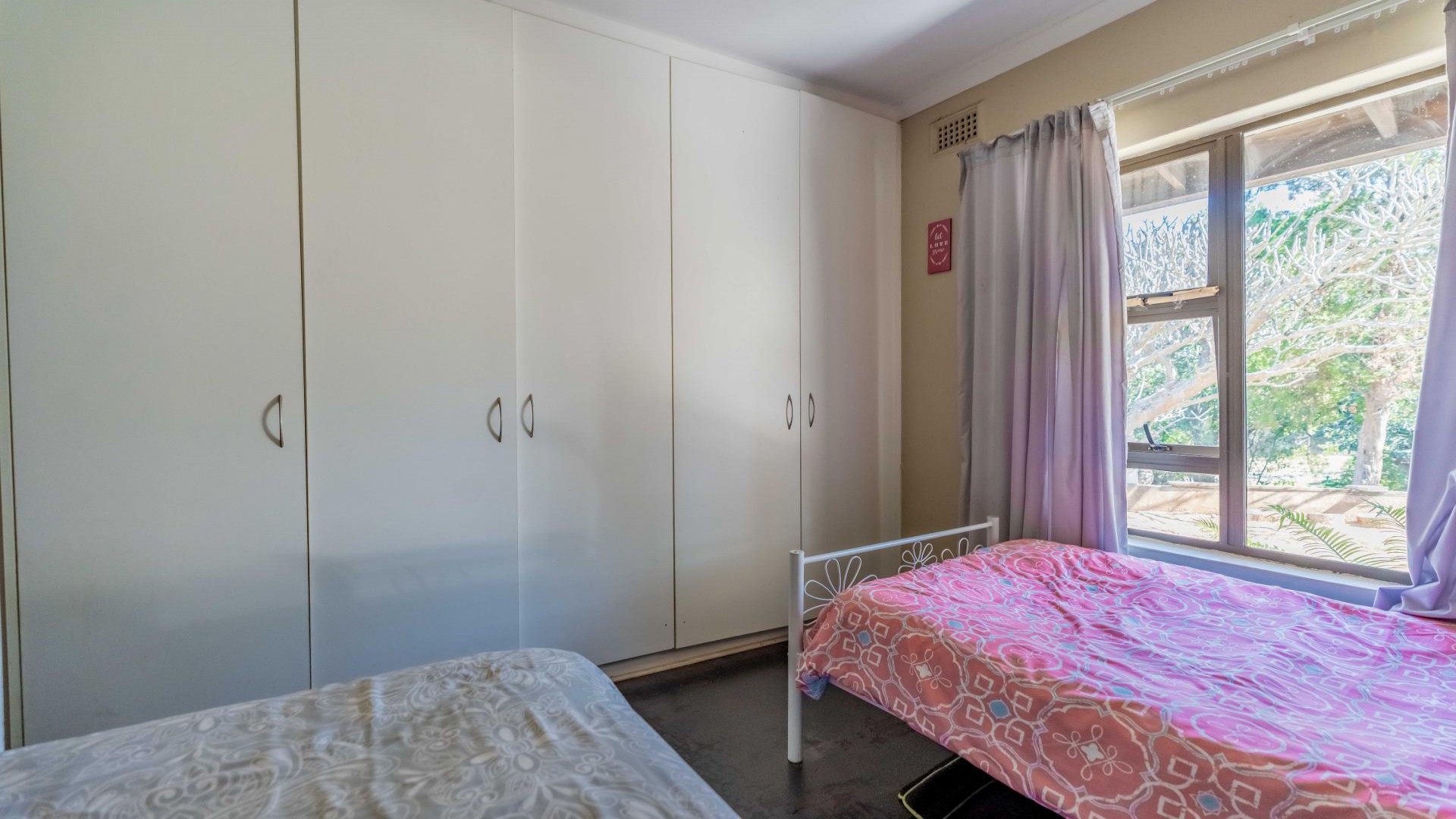 Bed Room 1 of property in Berkshire Downs