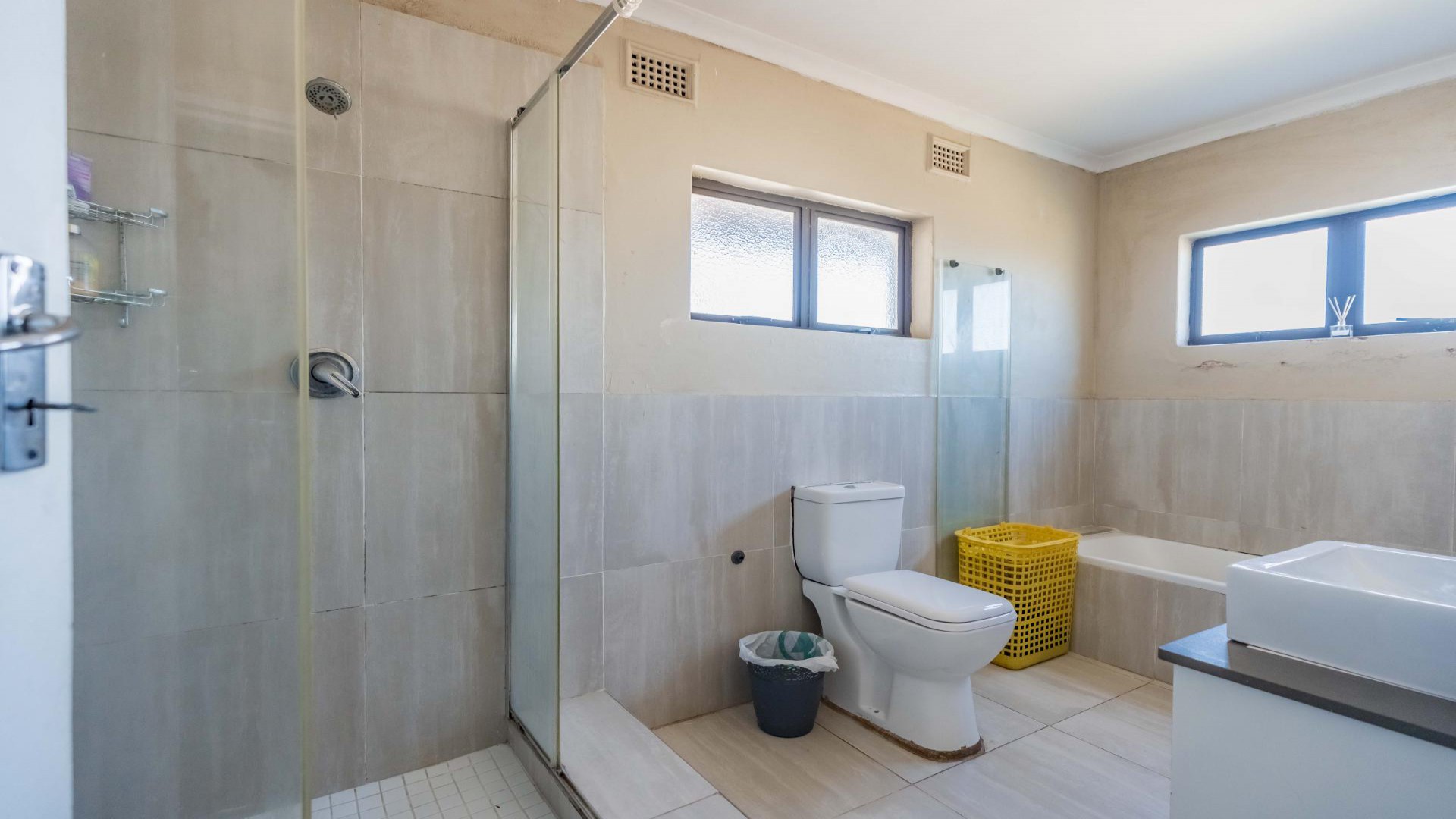 Bathroom 1 of property in Berkshire Downs