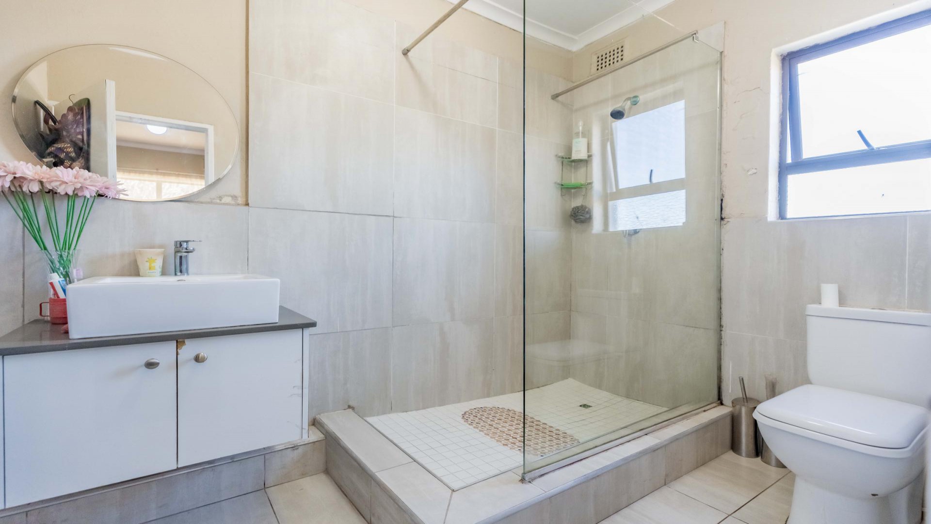 Bathroom 2 of property in Berkshire Downs