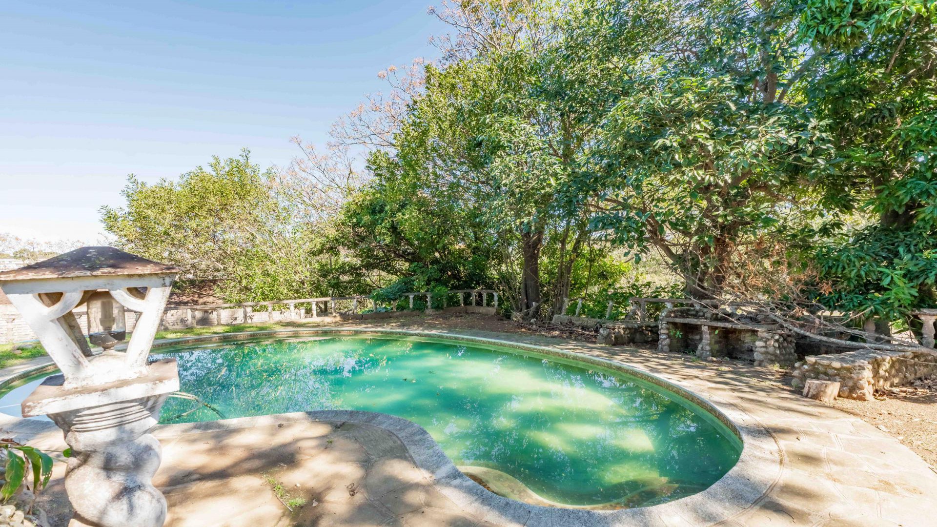 Swimming Pool of property in Berkshire Downs