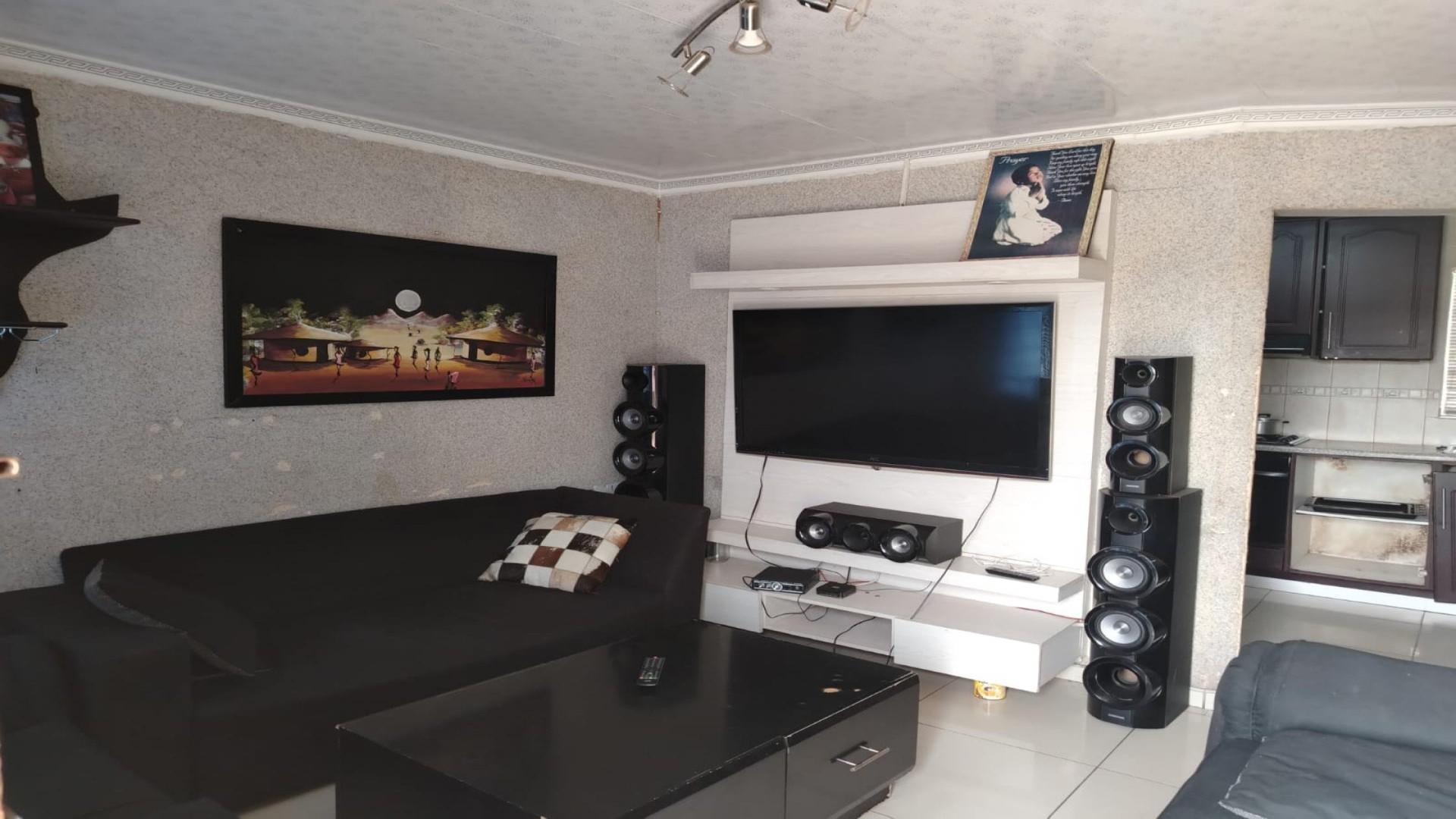 Lounges of property in Esikhawini