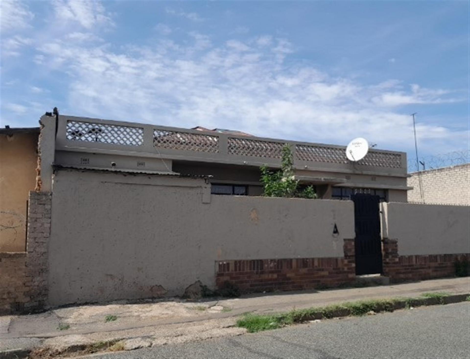 Front View of property in La Rochelle - JHB
