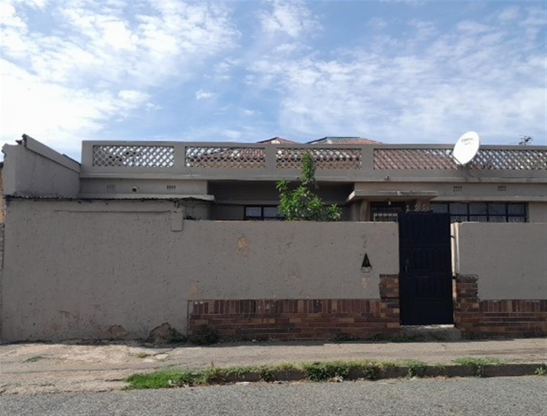 Front View of property in La Rochelle - JHB