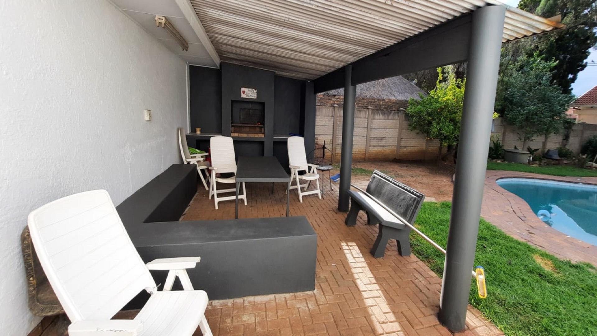 Patio of property in Arcon Park