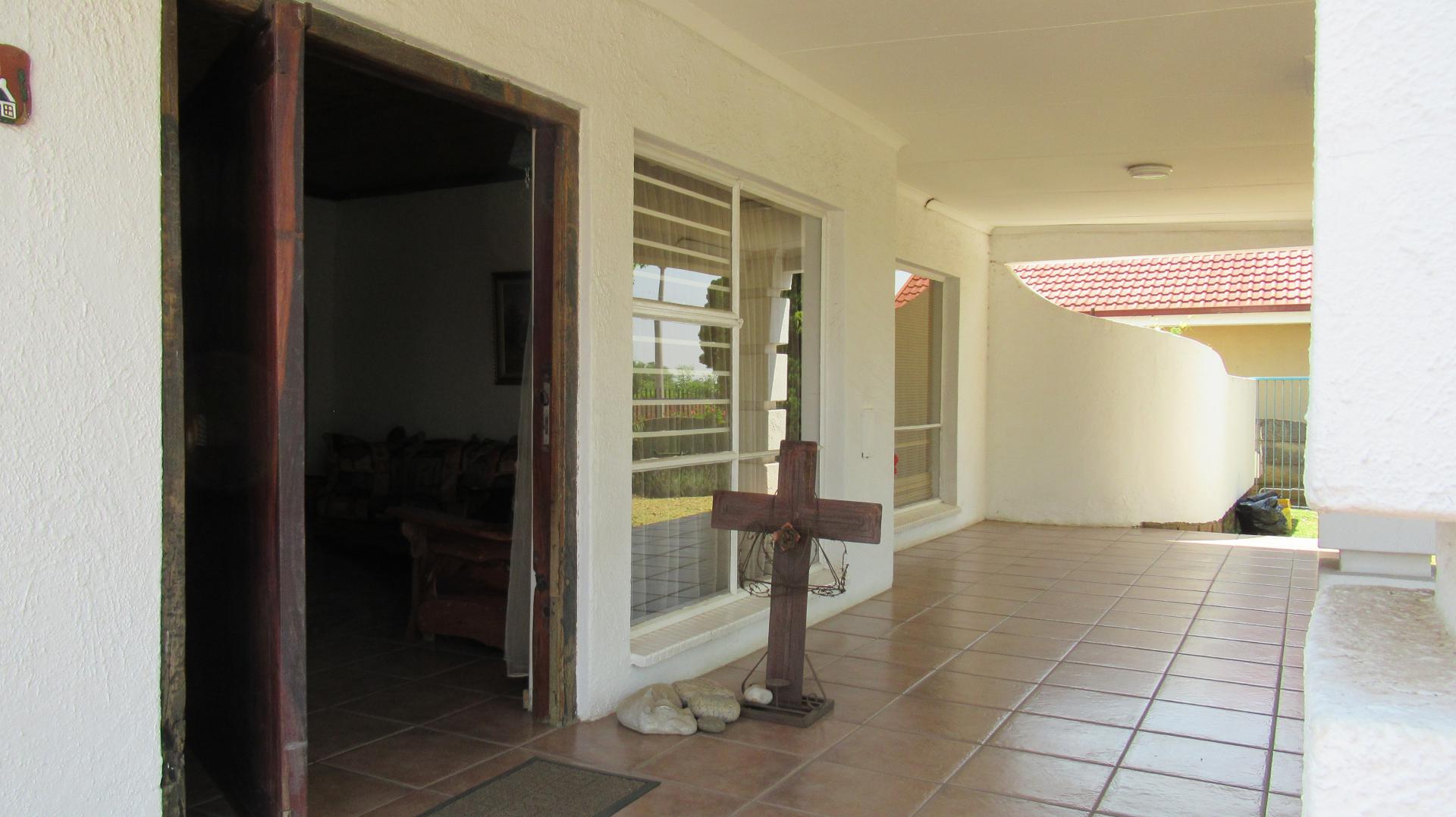 Patio of property in Arcon Park