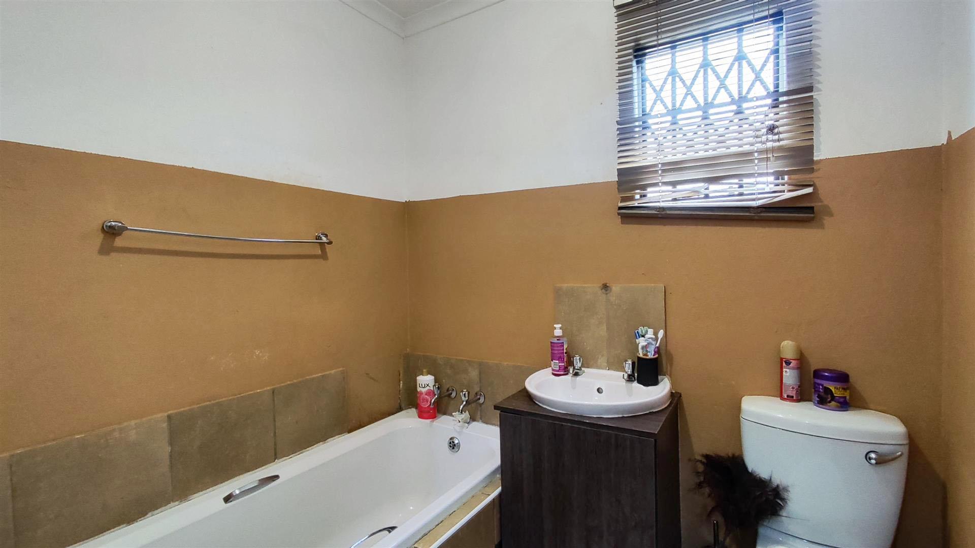 Bathroom 1 - 4 square meters of property in Savanna City