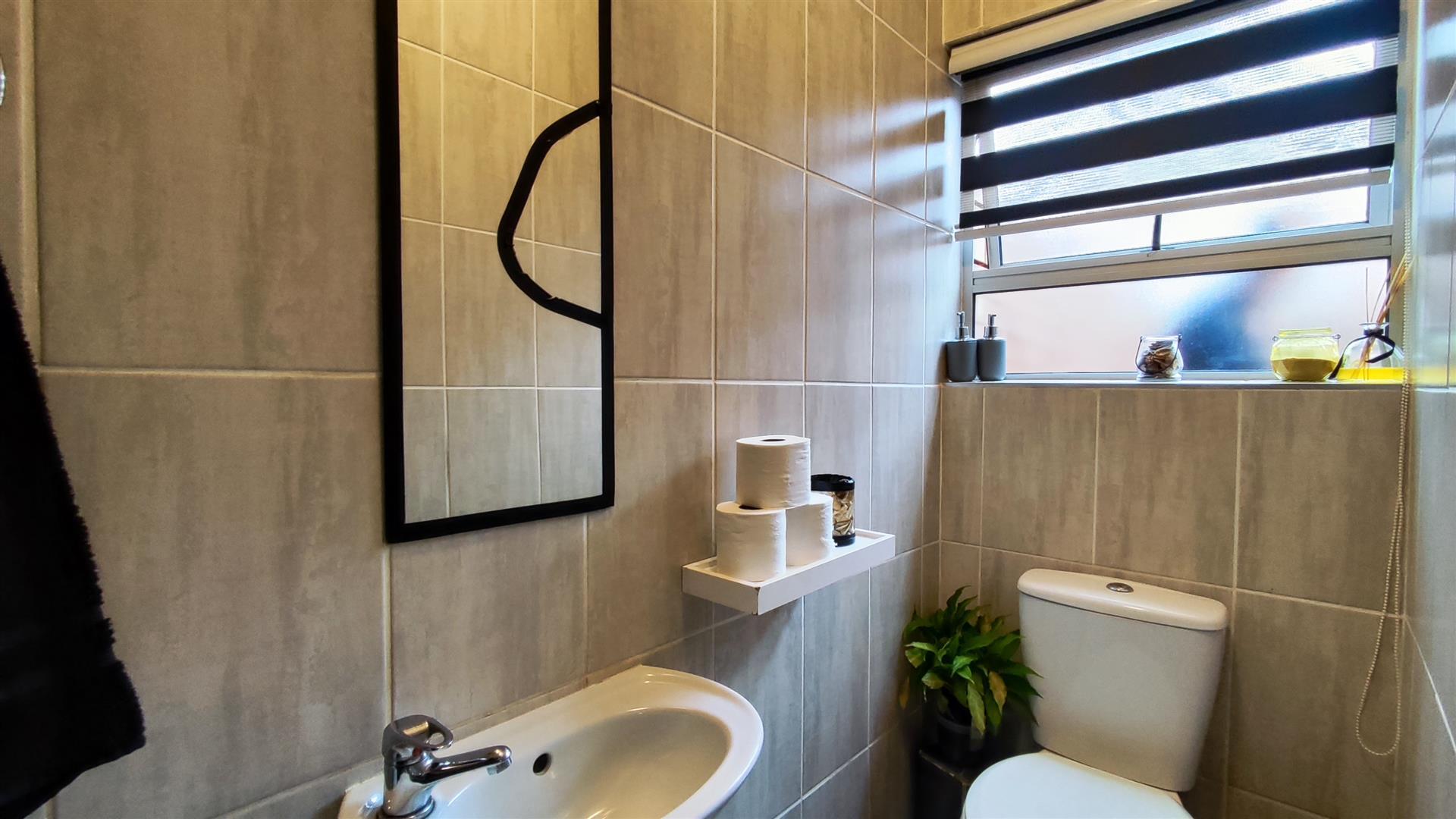 Guest Toilet - 2 square meters of property in Kempton Park AH