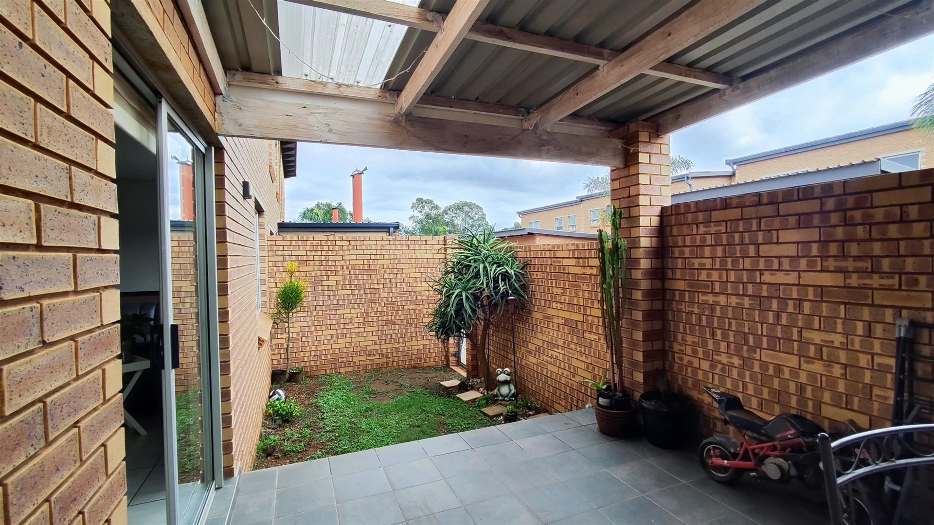 Patio - 15 square meters of property in Kempton Park AH