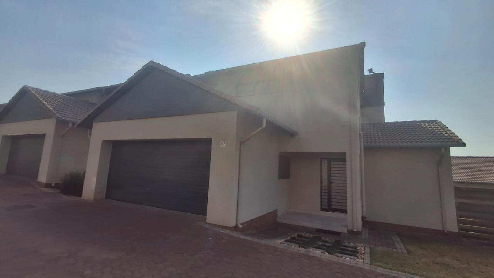 Front View of property in Amorosa