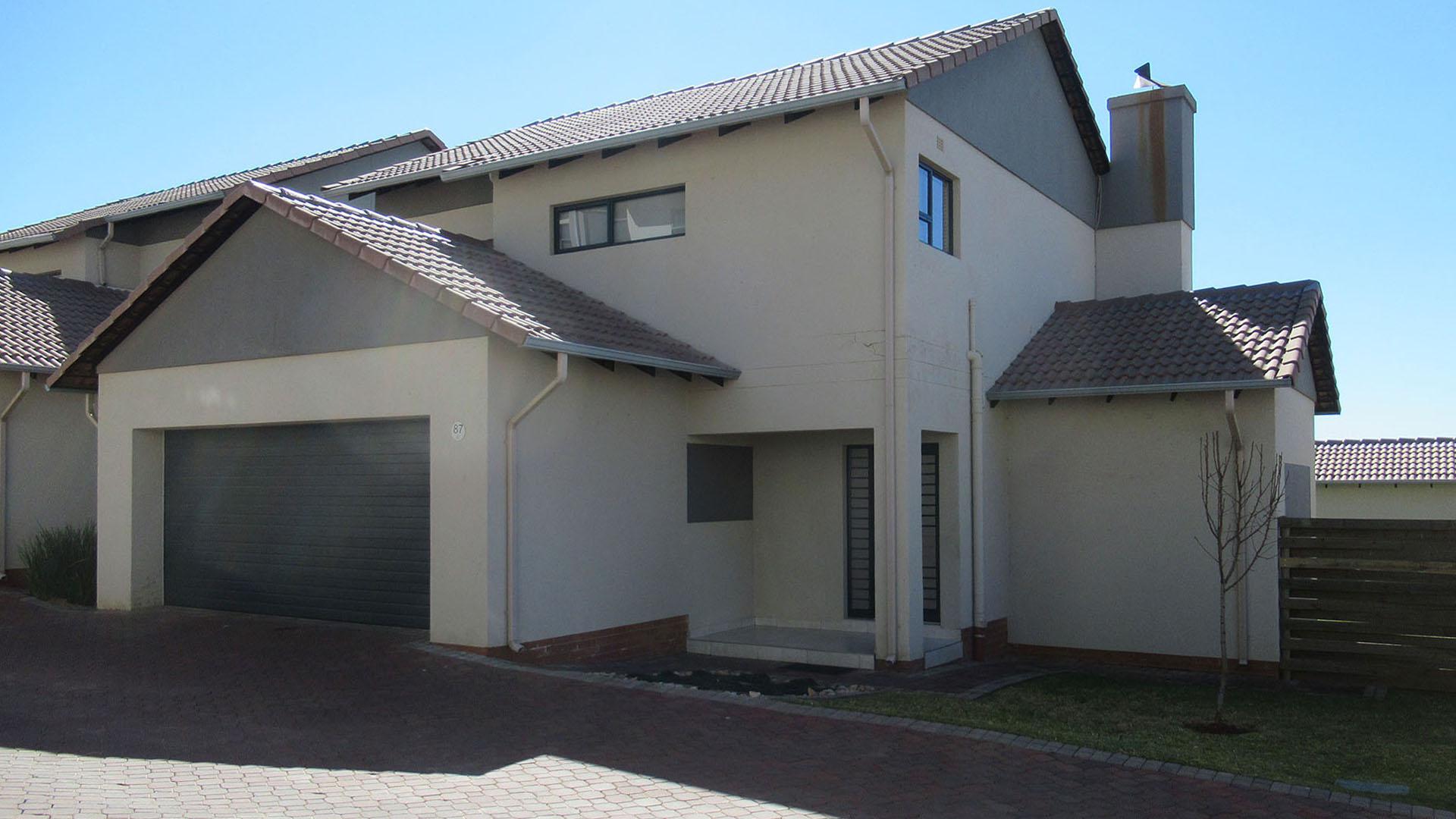Front View of property in Amorosa