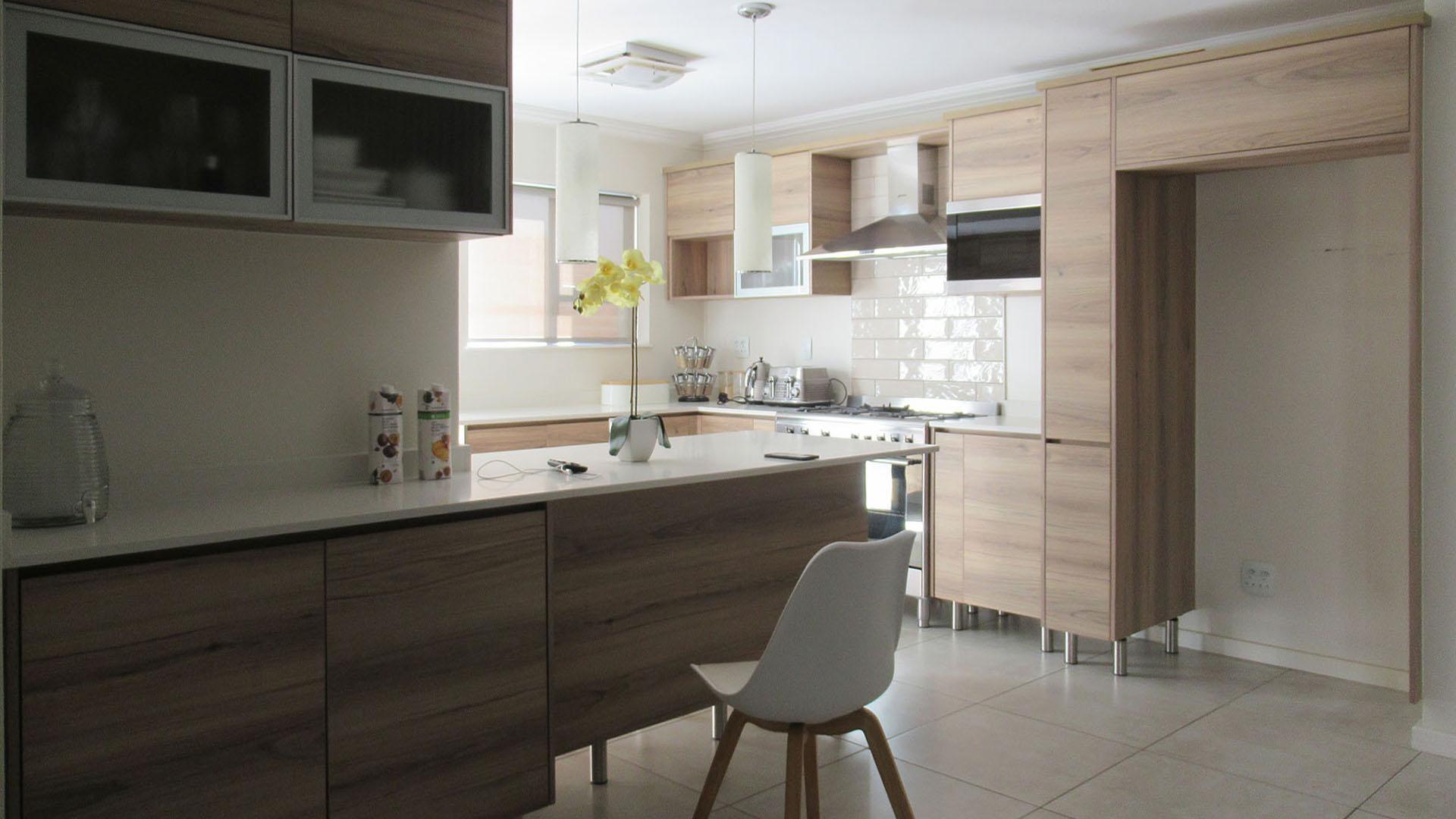 Kitchen - 13 square meters of property in Amorosa