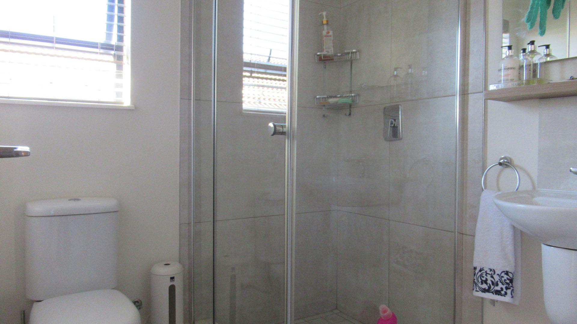 Bathroom 1 - 3 square meters of property in Amorosa