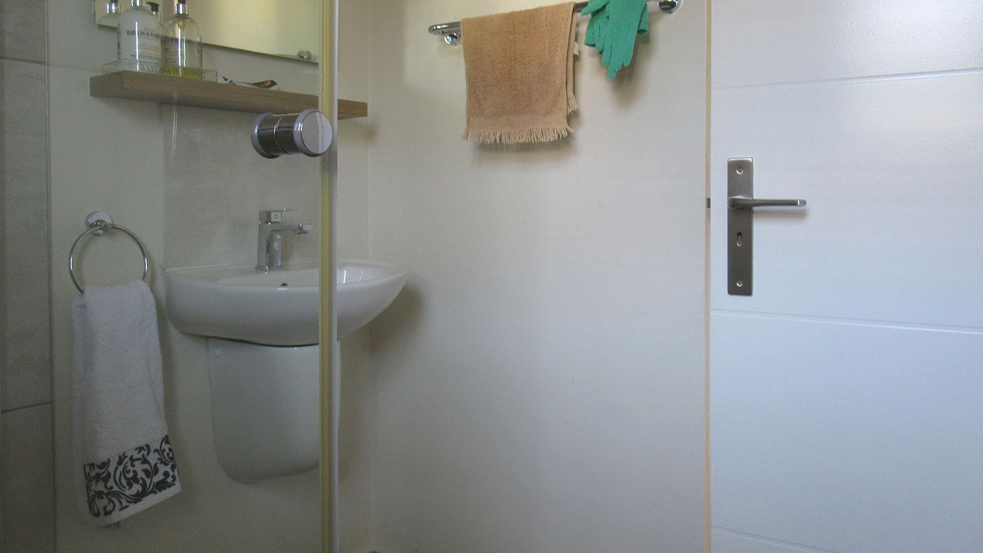 Bathroom 1 - 3 square meters of property in Amorosa