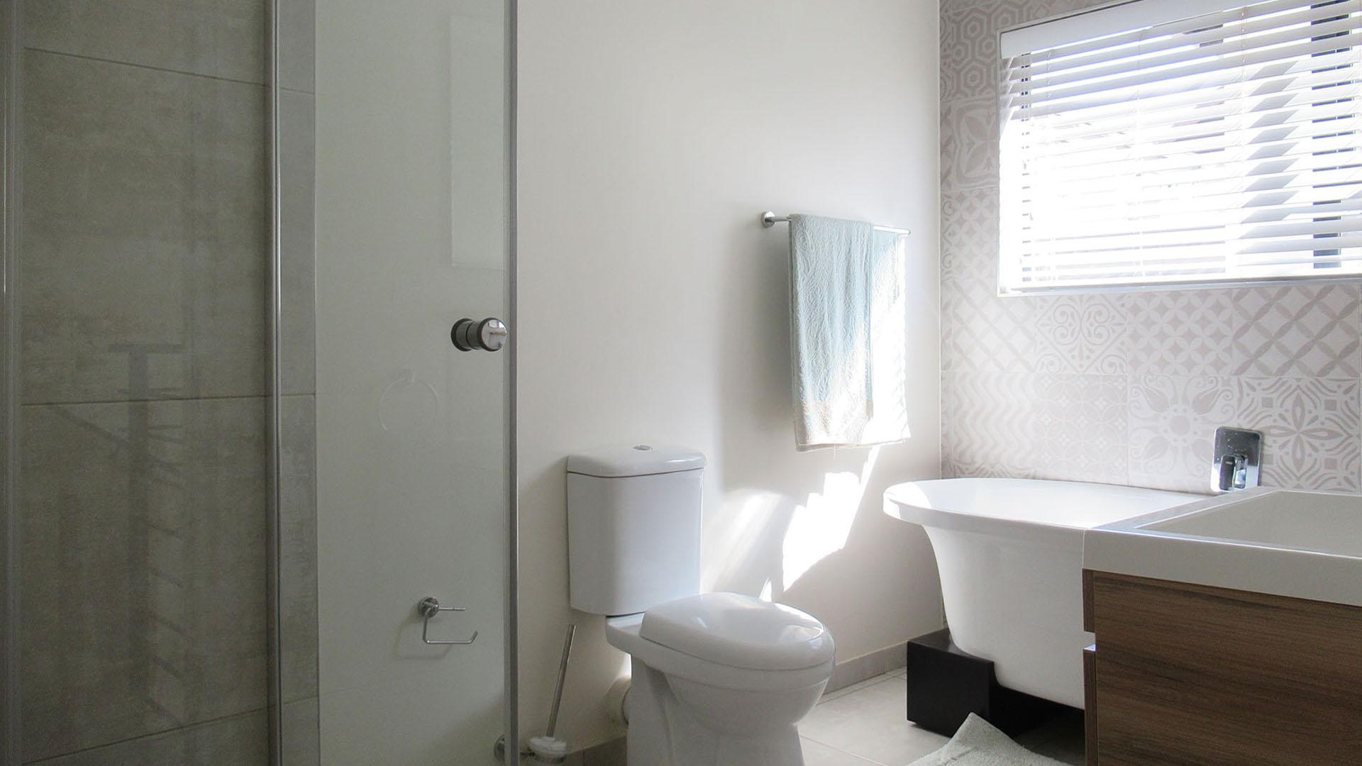 Bathroom 2 - 8 square meters of property in Amorosa