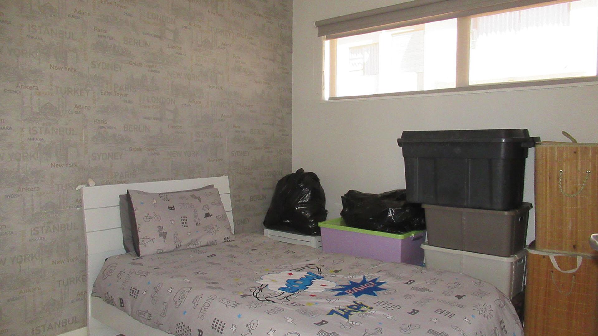 Bed Room 2 - 10 square meters of property in Amorosa