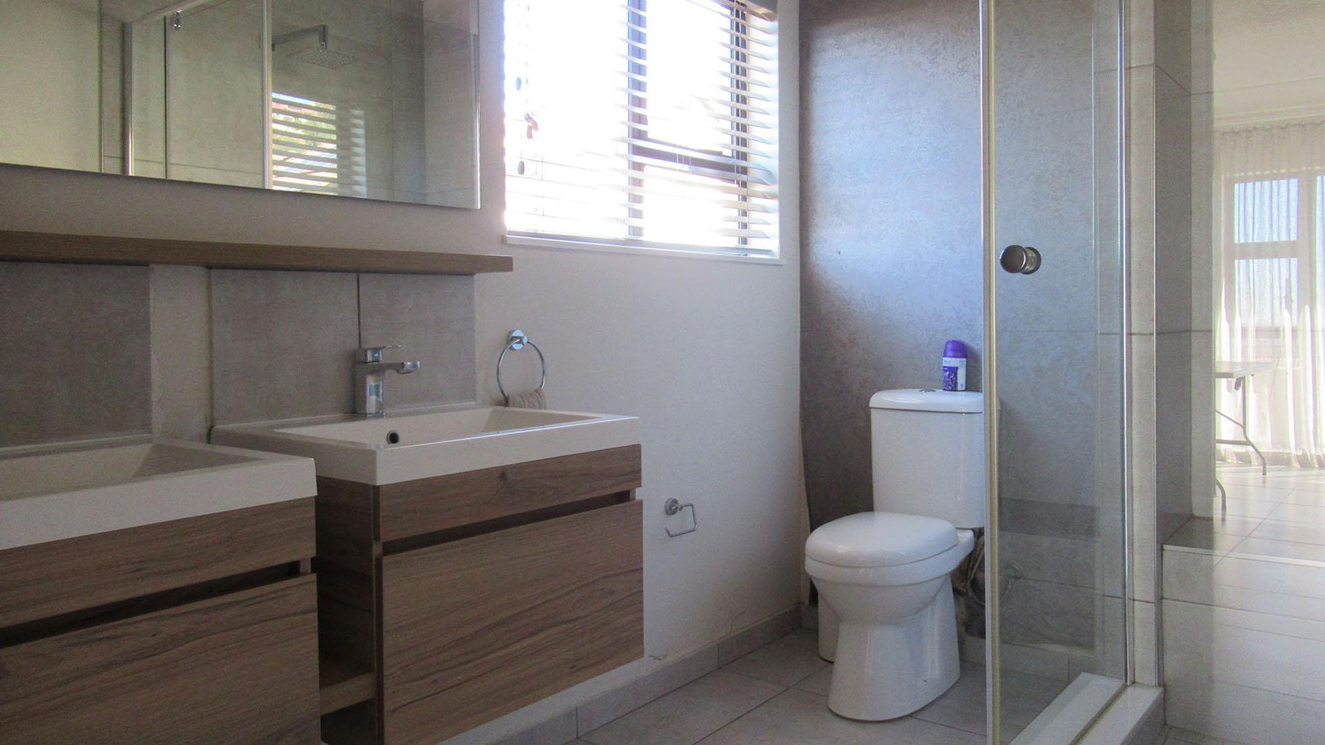 Main Bathroom - 6 square meters of property in Amorosa