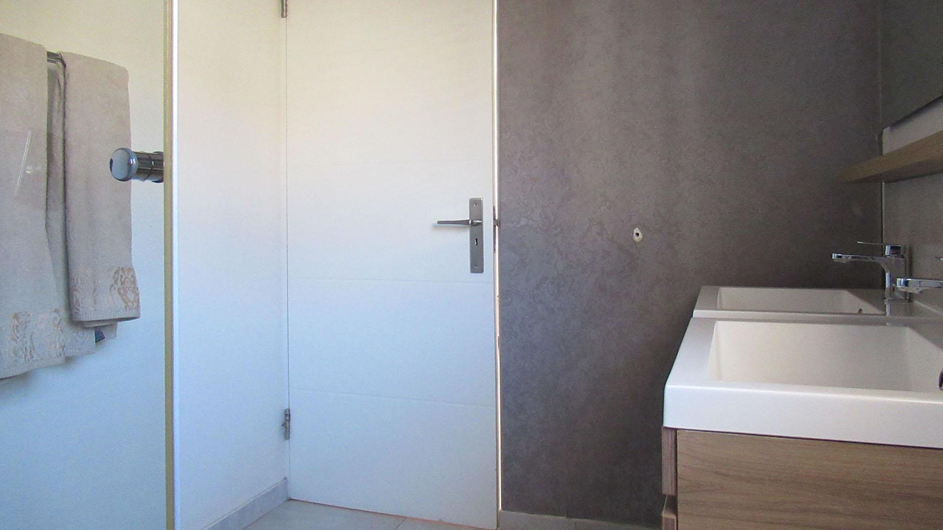 Main Bathroom - 6 square meters of property in Amorosa