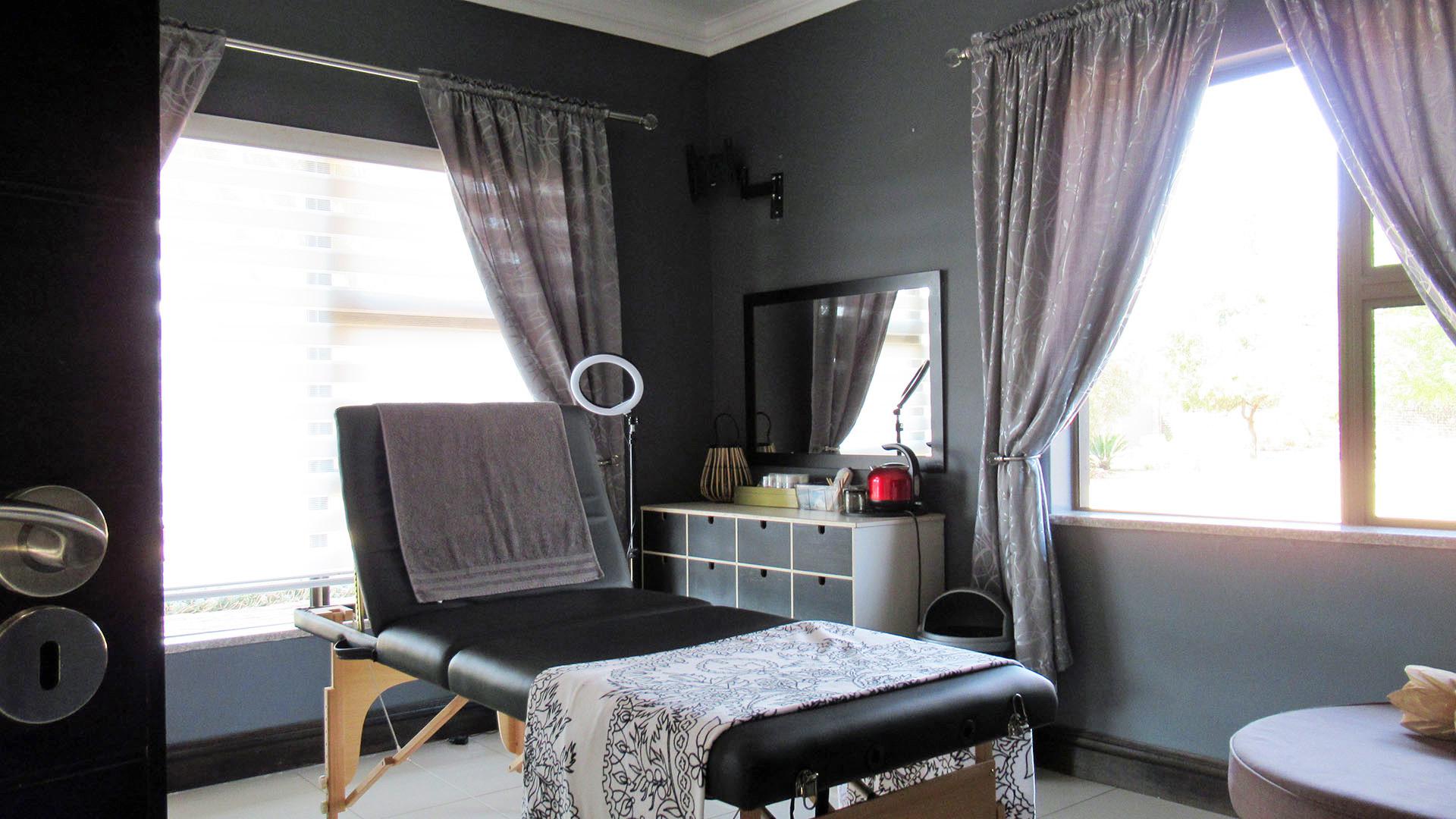 Bed Room 1 - 15 square meters of property in Krugersdorp