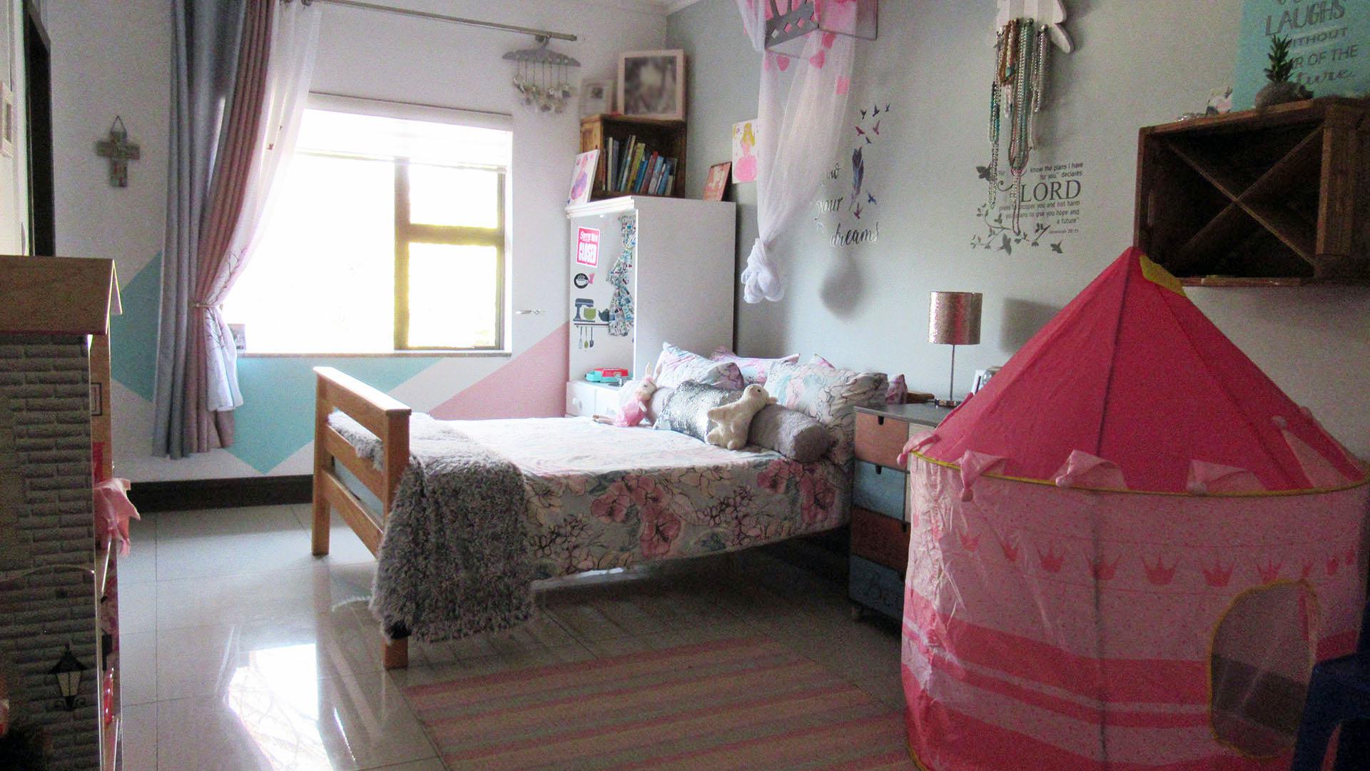 Bed Room 2 - 21 square meters of property in Krugersdorp