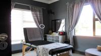 Bed Room 1 - 15 square meters of property in Krugersdorp