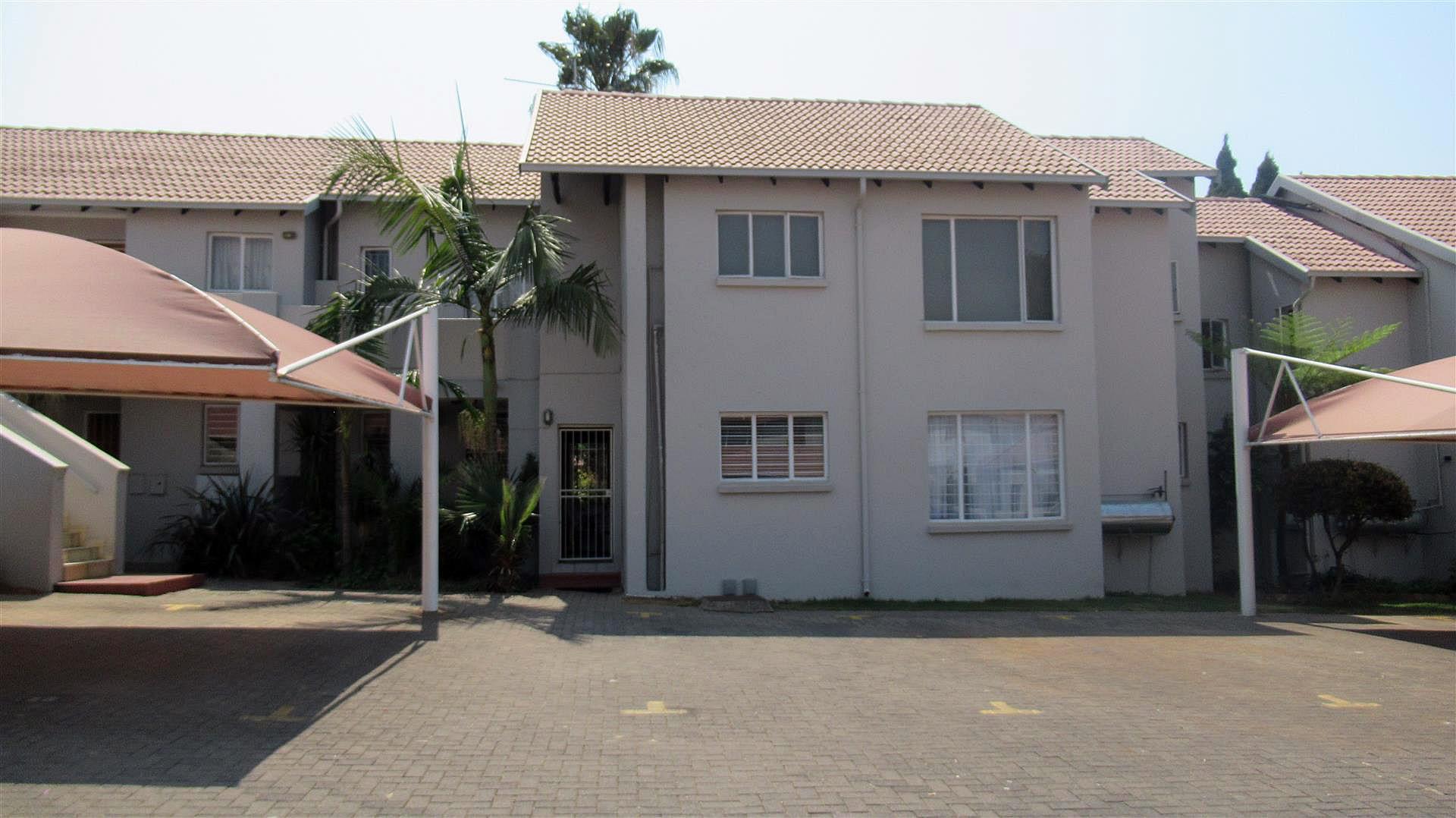 Front View of property in Glen Marais