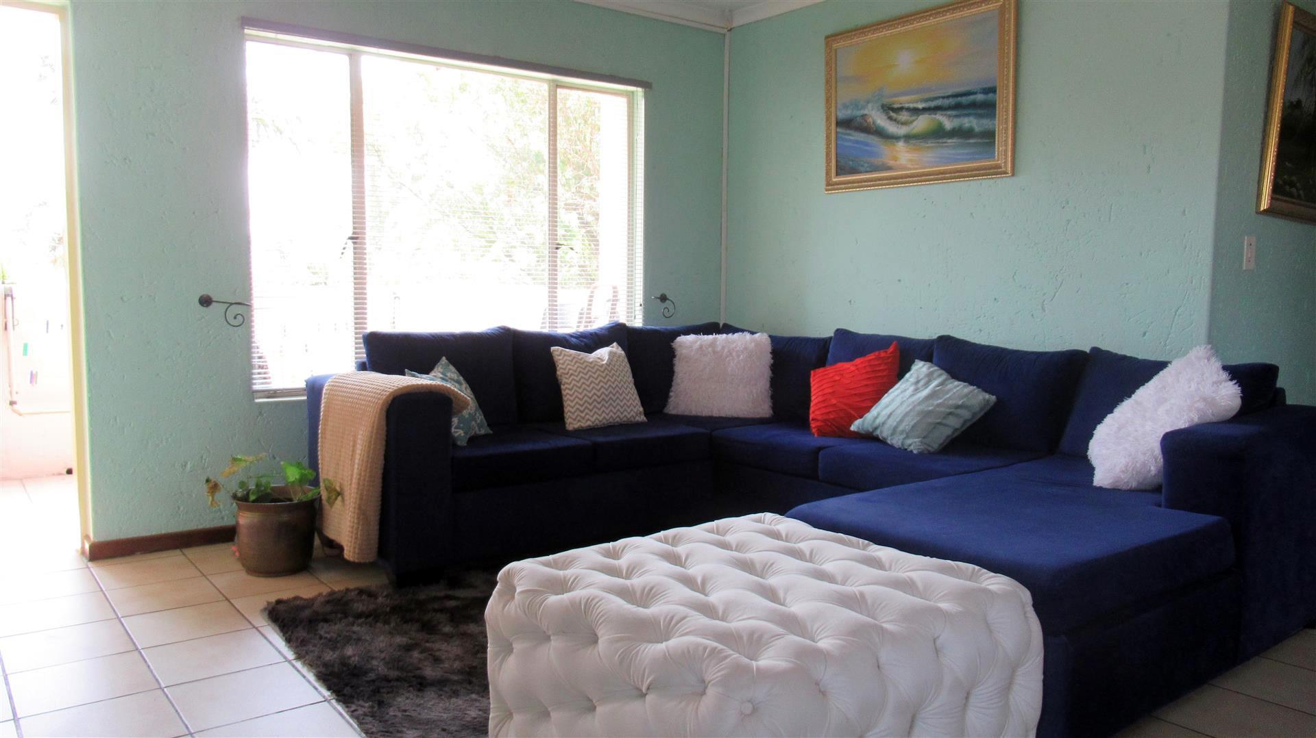 Lounges - 16 square meters of property in Glen Marais