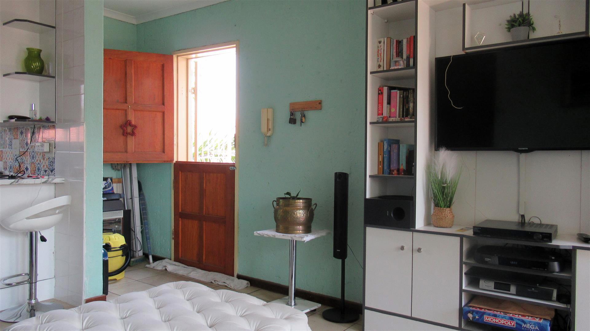 Lounges - 16 square meters of property in Glen Marais