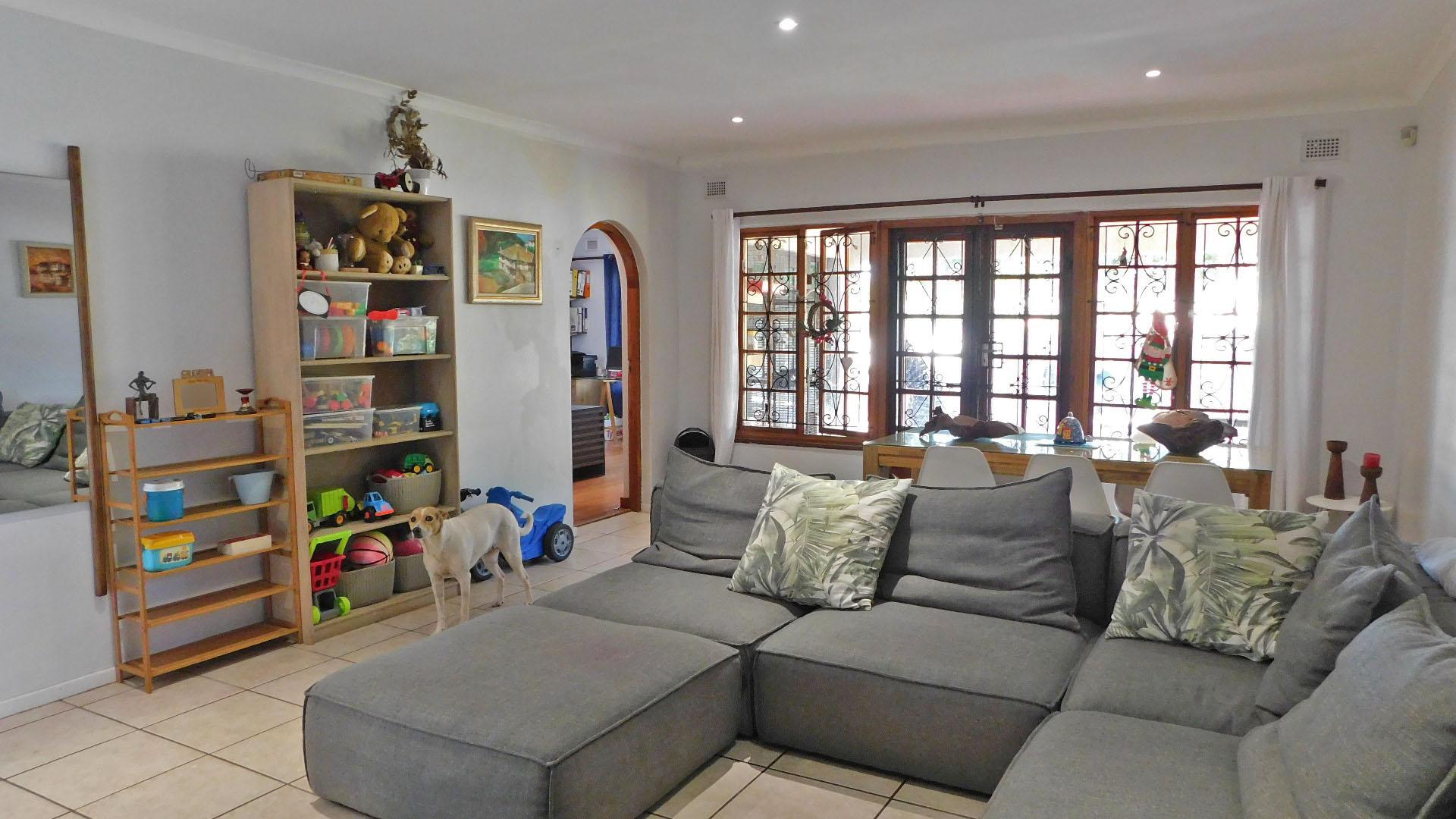 Lounges - 28 square meters of property in Glen Anil