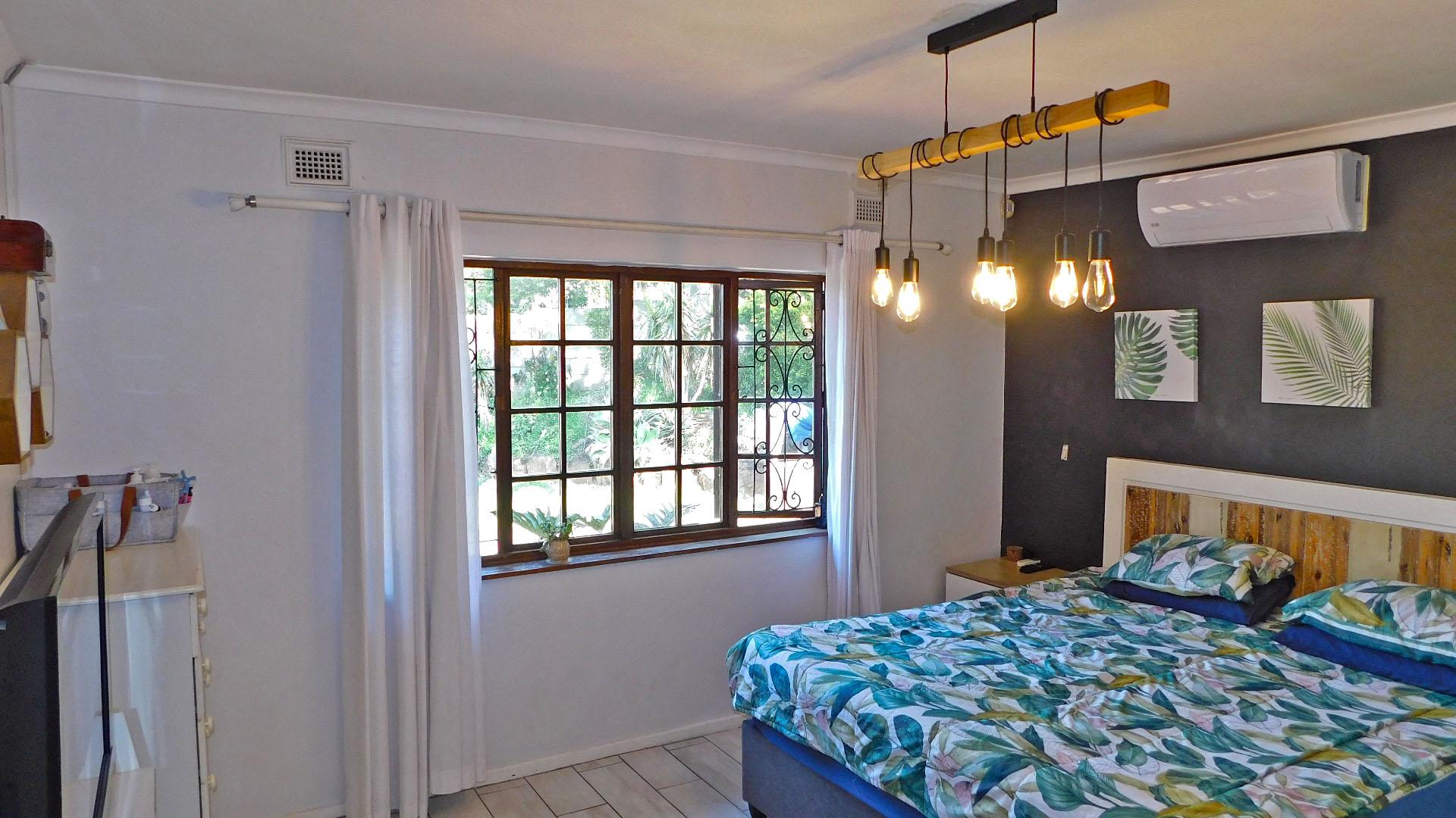 Main Bedroom - 18 square meters of property in Glen Anil